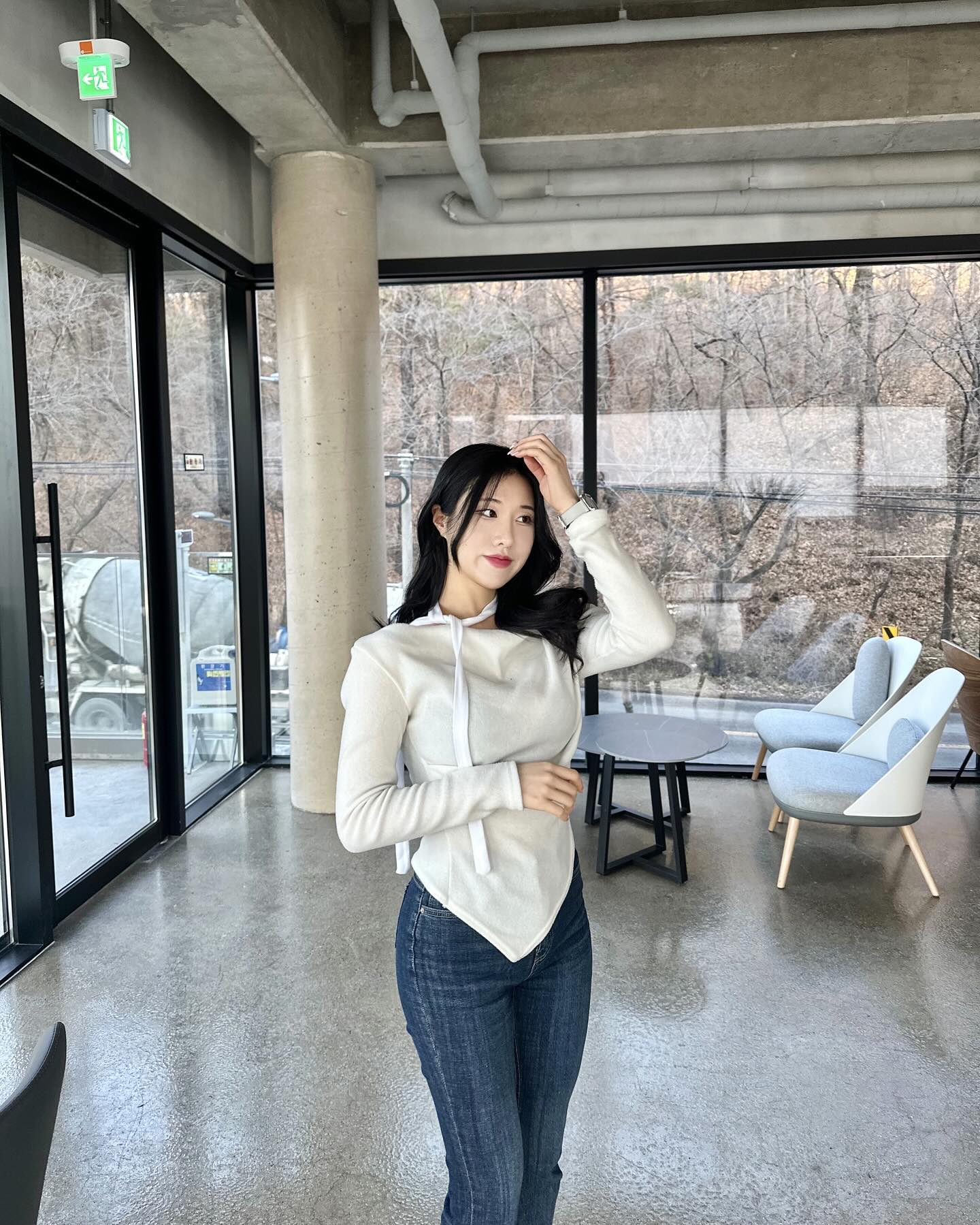 대전의 유등천이 보이는 대형카페 ☕️♥️
#델빠네오월드점

릴스반응이 점점 좋아지고 있어서 행복..🫶🏻🫶🏻
저장수 폭팔한 델빠네 오월드점!! 
주말동안 꼭 방문해 보세요

유등천이 보이고 뿌리공원과도 가까워서
데이트 코스로 딱♥️ 
주말에는 빵종류가 더 많아진다고 해요 ㅎㅎ
코코넛 커피 스무디로 달달구리 마셔주고~~
대형베이커리 카페답게 후식으로 빵먹어줘야지 🥖🍞
딸기 휘낭시에 대추천 🍓
이번주말에는 @내님이랑 여기가야지
(*자세한 사항은 릴스를 참고해주세요!) 

〰️〰️〰️〰️〰️
신상카페 여행 명소 찾는 사람들 
s_o_zzin 팔로우 해서 즐거운 여행 다녀오자!🏃🏻‍♀️
〰️〰️〰️〰️〰️
저장만해, 계획은 내가 짤게
같이 여행 가고싶은 사람에게 공유✈️
.
.
.
#대전 #대전맛집 #대전카페추천 #대전데이트코스 #대전빵맛집 #대전디저트 #대전디저트맛집 #대전데이트코스 #대전데이트코스추천 #대전베이커리 #대전카페 #대전베이커리카페 #대전여행 #대전가볼만한곳 #전신샷 #신상카페 #신상카페투어