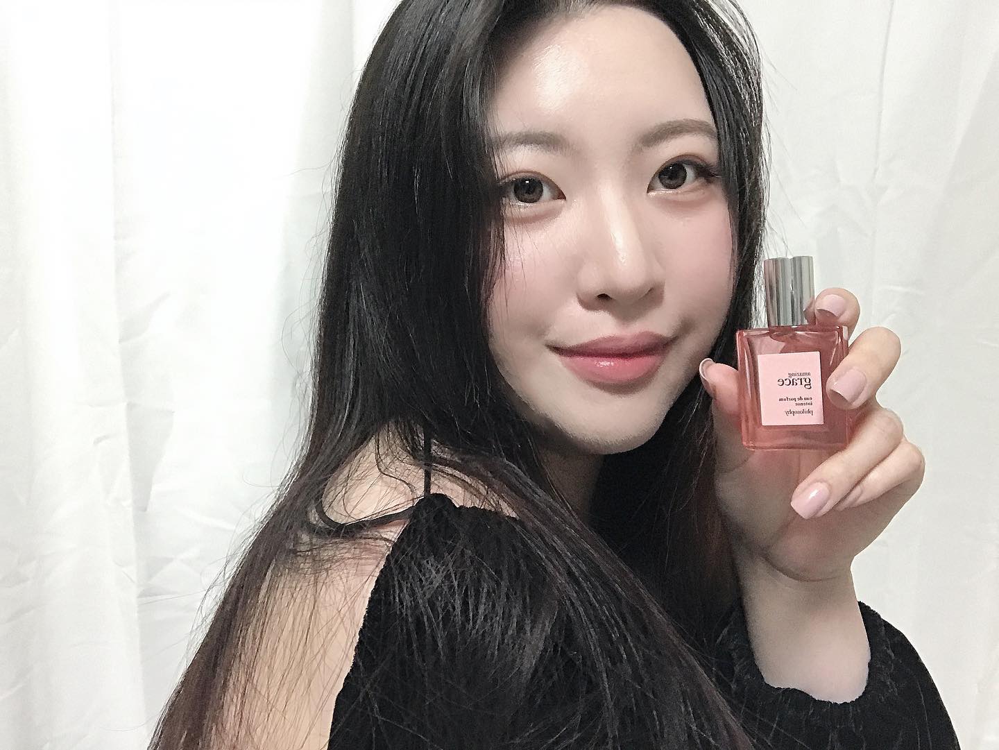 #광고 #협찬 #필로소피 #어메이징그레이스 

거리에서 맡으면 어떤 향수 쓰냐고 묻고 싶은 달달하고 매력적인 향수.•♥ 베리류와 로즈 앱솔루트 향을 머스크 베이스 노트로 잔잔하게 받쳐줘서 너무 제 마음에 드는 향이었어요 ꔛ

같은 라인의 바디 제품도 함께 출시돼서 같이 사용하면 잔향이 더 좋고 오래 느껴질 거예용. 미국 판매 1위로 39초에 한 병씩 팔린다는 유명 브랜드인데 이제 초록창 필로소피몰에서 만나볼 수 있어요יִ

-
#향수추천 #올리브영향수추천 #어메이징그레이스인텐스 #얼루어