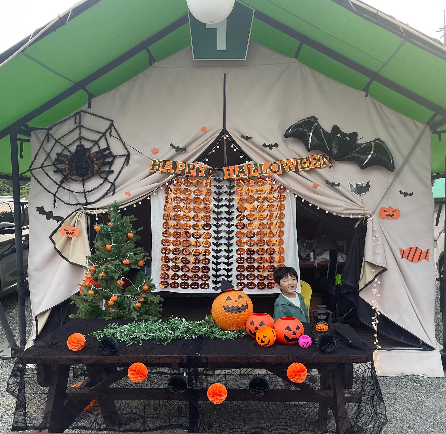 🖤🧡🖤🧡🖤

대충하자했는데 하다보니.. 😅
성격이 .. 그게안되 ㅋㅋㅋㅋ
글램핑 이벤트
캠핑텐트꾸미기 2등 ✌️

#집에있는거다싸감 #트리까지챙겨간나 #언제나파티에진심 #잘먹고잘놀앗다