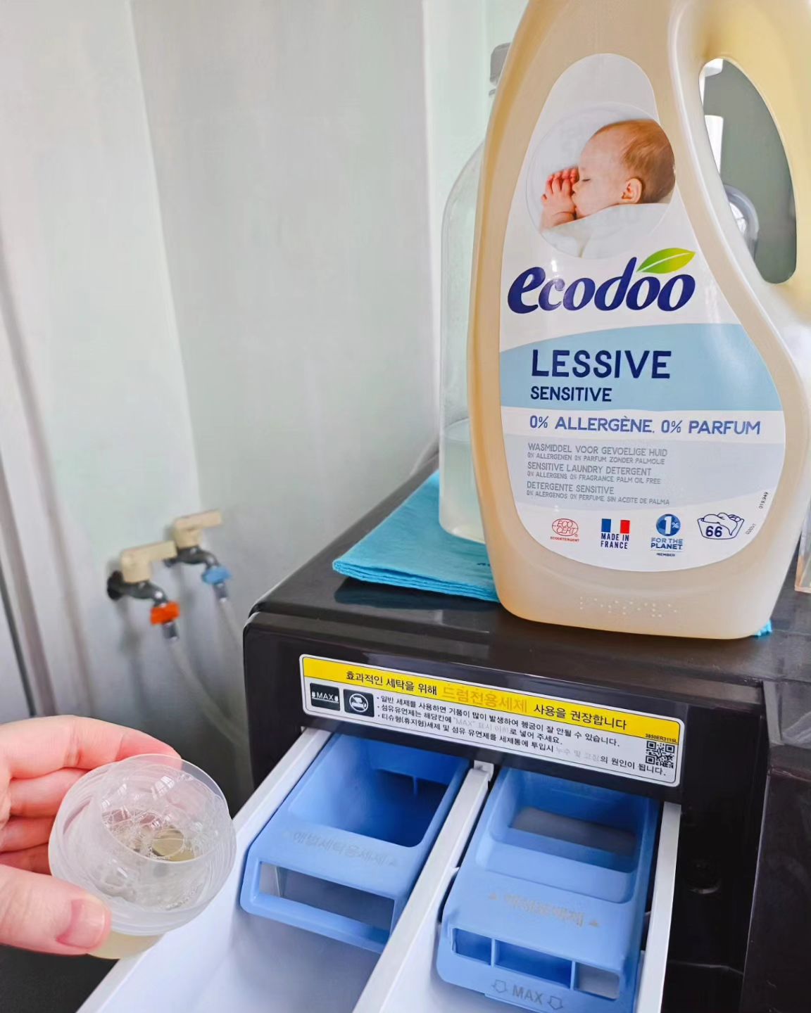 #협찬 ecodoo.official
 
우리 베이비 덕분에 하루에도 몇번이나 빨래를 하는지~ 확실히 갖난아기 키우면 빨래를 자주자주 해야한다는 말이 맞나봐요! 😭 ㅋㅋ 피부 약하고 소듕한 내새끼한테 아무세제나 쓸 수 없잖아요? 에코두 세탁세제 센서티브로 순하게 빨래하고 있어요🫶🏻💕
 
자연주의를 추구하는 프랑스 프리미엄 홈케어 브랜드 에코두
유기농 인증 '바디버든(몸 속에 쌓이는 유해물질)' 걱정없는 세탁세제로 안심하고 사용하고 있답니다
 
✔️ 프랑스 오가닉 인증기관인 에코서트 인증과 인공적인 향 없이 자연 그대로의 오일 함유
✔️ 피부 자극 ZERO 인증
✔️ 고급 세정성분인 '아마씨유'함유로 탁월한 세탁효과와 섬유보호
 
아기들 피부는 정말 예민해서 잠온다고 조금만 눈 비벼도 눈가가 빨갛게 부어오르거든요🥺 그래서 아기한테 사용하는 제품들 성분은 꼭 확인하게 되는데, 안심하고 사용하기 딱 좋더라구요! 내새끼 엄마 옷이랑 베개에 엄청 비비는데 제 옷도 에코두 세탁세제로 빨래할까봐요😊💡
 
 
#아기 #유아 #아기 #무향 #세탁세제 #육아 #육아맘 #육아용품 #육아소통 #육아스타그램 #아기스타그램