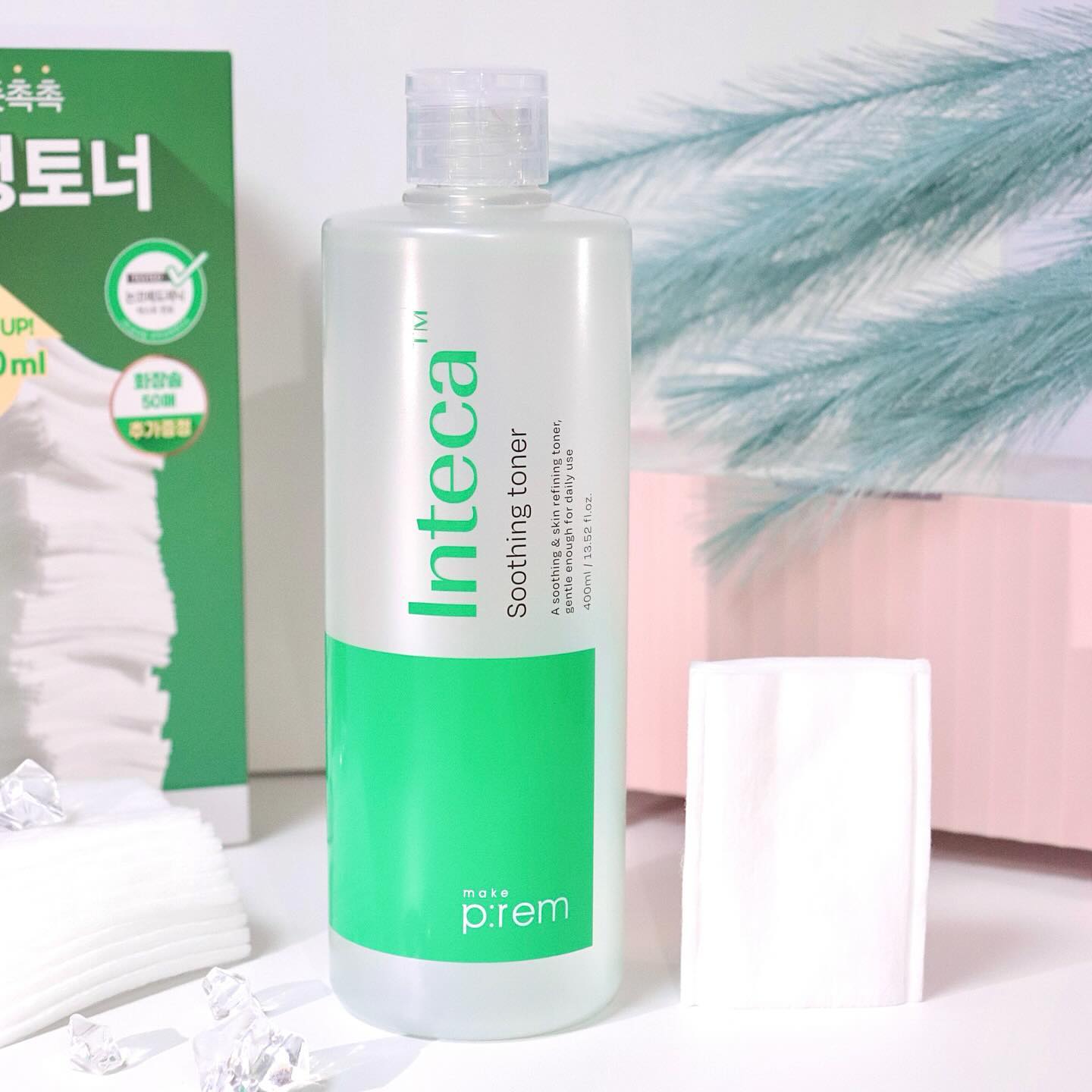 #협찬 

디렉터파이 2023 연말결산
<결 정돈 토너 TOP〉 선정된 
메이크프렘 인테카 진정토너💚

오래전부터 꾸준히 사용해 왔던 제품이라
더더 신뢰가 갔지만 그만큼 토너 유목민도
정착하게 만든 비건 토너랍니다😉

똑같은 토너를 몇통째 쓰는지 기억도 안날만큼
저 정말 메이크프렘 브랜드 사랑하는거 아시죵?🌷
new 대용량 기획세트는 400ml 토너 본품에
저자극 화장솜 50매도 있어서 닦토할때 짱이에요👍🏻

인테카란 병풀 핵심 성분 테카에
피부 흡수를 높여주는 특허 공법을
적용한 진정 콤플렉스에요
물 타지 않은 찐~한 시카, 인테카 (INTECA™)로
산뜻촉촉하게 급속진정 케어 가능해서
제가 정착한 이유랍니다🌷

물 제형의 가벼운 수분감으로
계절과 상관없이 쓸 수 있어요
여름엔 더워서 평소보다 홍조가 더 심한데
그럴때 저는 닦토 후 꼭 2차로 팩을 해줘요

바르는 즉시 피부 온도가 내려가서
유산소 운동후에도 잘 쓰고 있어요
끈적이지 않고 산뜻한 마무리 넘모 쪼아☺️

천연 효소가 묵은 각질과 노폐물을
자극없이 케어해줘서 매끈 피부결
어렵지 않더라규요ㅎㅎ

✅블랙헤드, 모공 부위는 스킨팩하면 효과 UP
✅EWG 그린 등급, 20가지 유해성분 무첨가
✅민감성 피부 자극 테스트 완료

🌷 makeprem
#메이크프렘 #인테카토너 #진정토너 #수분토너 #올리브영토너