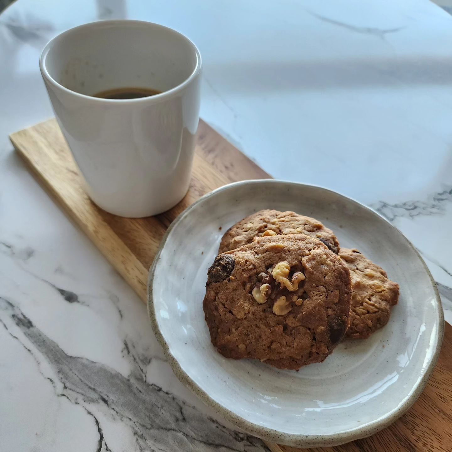 #협찬 #호두쿠키 
오랜만에 쿠키 굽굽🍪🍪
수호가 좋아하는 호두초코쿠키♡

회사 직원들에게 주니
맛있다고 다들 어디서 샀냐고 물어보네요..🤣

호두는 공기 노출이 시작되면
금새 오래된 견과류 냄새가 나잖아요~ 

그래서 전 개별포장 되어있는 
호두를 사용합니다^^ 
🔆캘리포니아 호두
요거요거 강추해요!^^

호두쿠키를 굽고 아이와 먹을때마다
호두는 참 좋은 재료라는 생각이 들어요.
식물성 오메가3가 들어있는 
견과류이기도 하고
그 특유의 고소함이 정말 일품이거든요^^

신선한 호두로 만드는 호두쿠키는 
아이들 간식으로도 딱 좋고요!^^ 🍪 

레시피 공유해드릴테니 
필요한 분은 디엠주세요♡

#캘리포니아호두 #월넛에브리데이 #호두요리 #하루한줌호두
