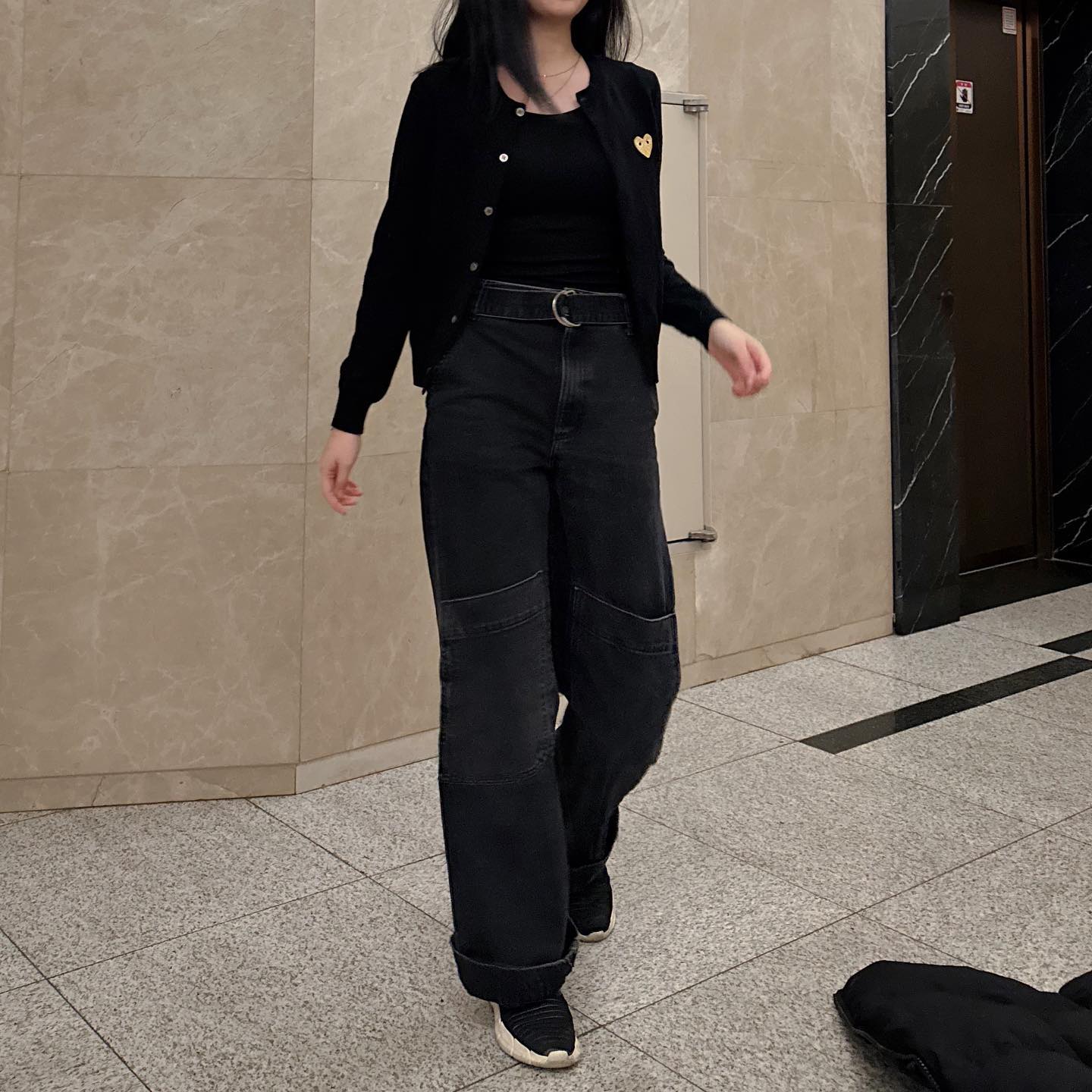 춥지 않은지 묻기 전에 바닥을 봐주세요.