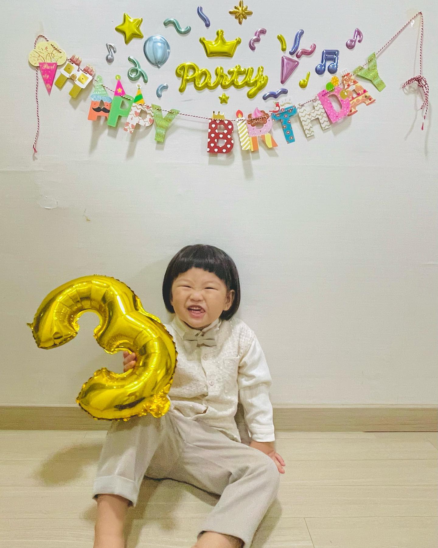정해윤 생일 축하해💖💖🫶🫶
하루 늦게 올리는 생일 사진ㅋㅋ
풍선불고 하는거 더 이상 안하기로해서
쉽게쉽게 가기롴ㅋㅋㅋㅋ
케잌도 아기상어 케잌없어서 해윤이가 그냥
생크림 사라고 함ㅋㅋㅋㅋ
초 열번불고 소원도 빌고 케잌도 먹고(조금)
먹고싶은거 사고싶은거 다 해줌
이제 끗 더이상 안됨ㅋㅋㅋㅋ
지금처럼만 아픈곳없이 건강하고 밝게만
자라줘😘😘 나도 좋은엄마는 아니지만
좋은엄마 친구같은 엄마가 되도록 노력할게💖