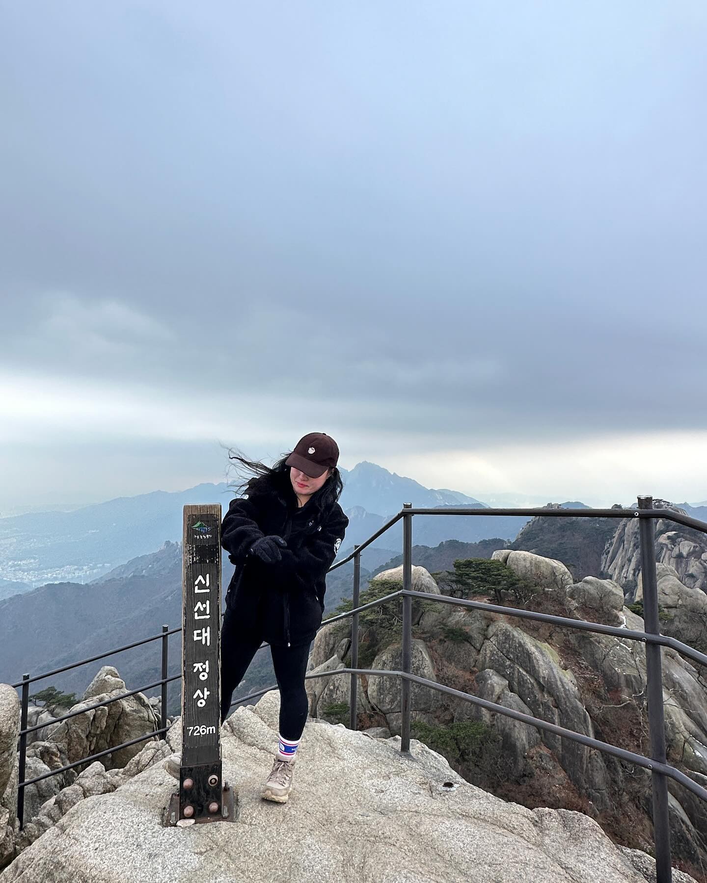 눈내리고있는데에❄🌬️️🌨️☃️
지자매💙낭만산데이투 jeein1003 
호떡 맛있눈데 다흘린다 예쁘게못먹는다

231202

#⛰️ 
#도봉산 
#북한산국립공원 
#신선대 726M

🥾도봉산역~도봉탐방지원센터~도봉분소~은석암
~다락능선~포대정상~y계곡~신선대(정상)~마당바위
~천축사~도봉분소~도봉탐방지원센터~도봉산역

🚙서울 도봉구 도봉동 282-26 도봉산공영주차장
08:00~22:00 5분당 170원

🚞1호선 도봉산역 1출

#오운완 #산스타그램 #산타는여자 #등산소통 #등산 
#travel #trekking #hiking #hikerlife #mountain 
#여행스타그램 #아웃도어라이프 #blackyak #겨울산행 
#koreamountain #bac인증 #블랙야크100대명산