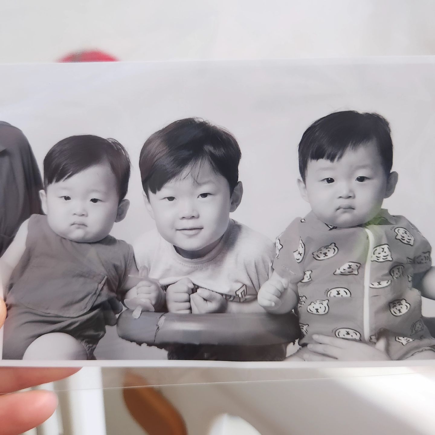 여권사진 찍으러 갔다가 서비스로 받은 사진♡

#아들맘
#아들셋
#형제
#삼형제
