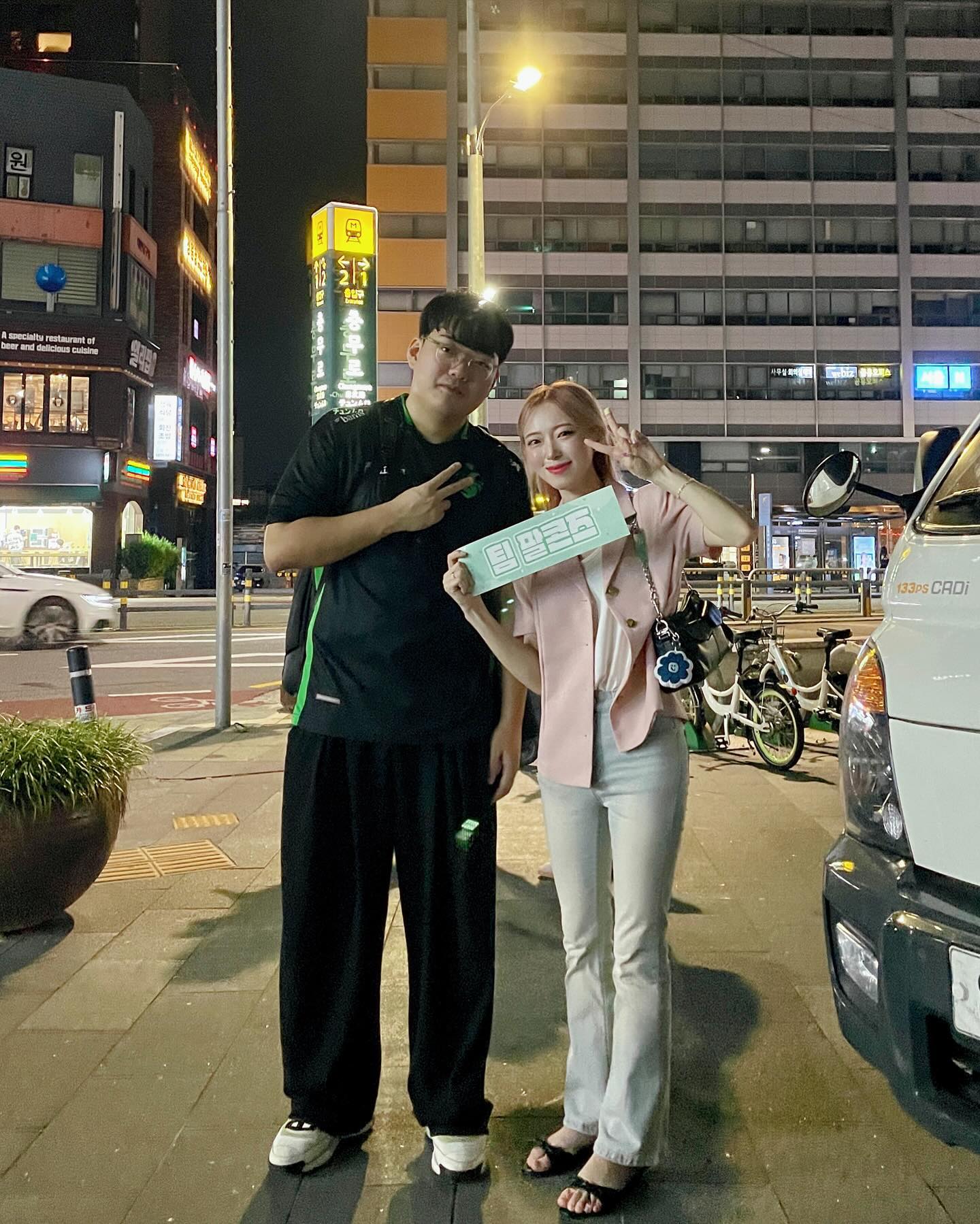 ☘️응원할 수 있는 팀이 있어서 행복한 요즘🍀

덕분에 나도 조금 더 힘내서 열심히 살아보렵니다😶

항상 응원하구요,,
함께 날아오를 날을 기다릴게🪽

같이 가준 매니저님(?)과
경기 보면서 일하신 사장(?)님 ㄱㅅ😙

#OWCS #OVERWATCH #오버워치 #오버워치이스포츠
#팀팔콘 #한빈 #치요 #필더 #올드오션 #류제홍
#데일리룩코디 #데일리코디 #핑크염색 #데님코디 #자켓코디