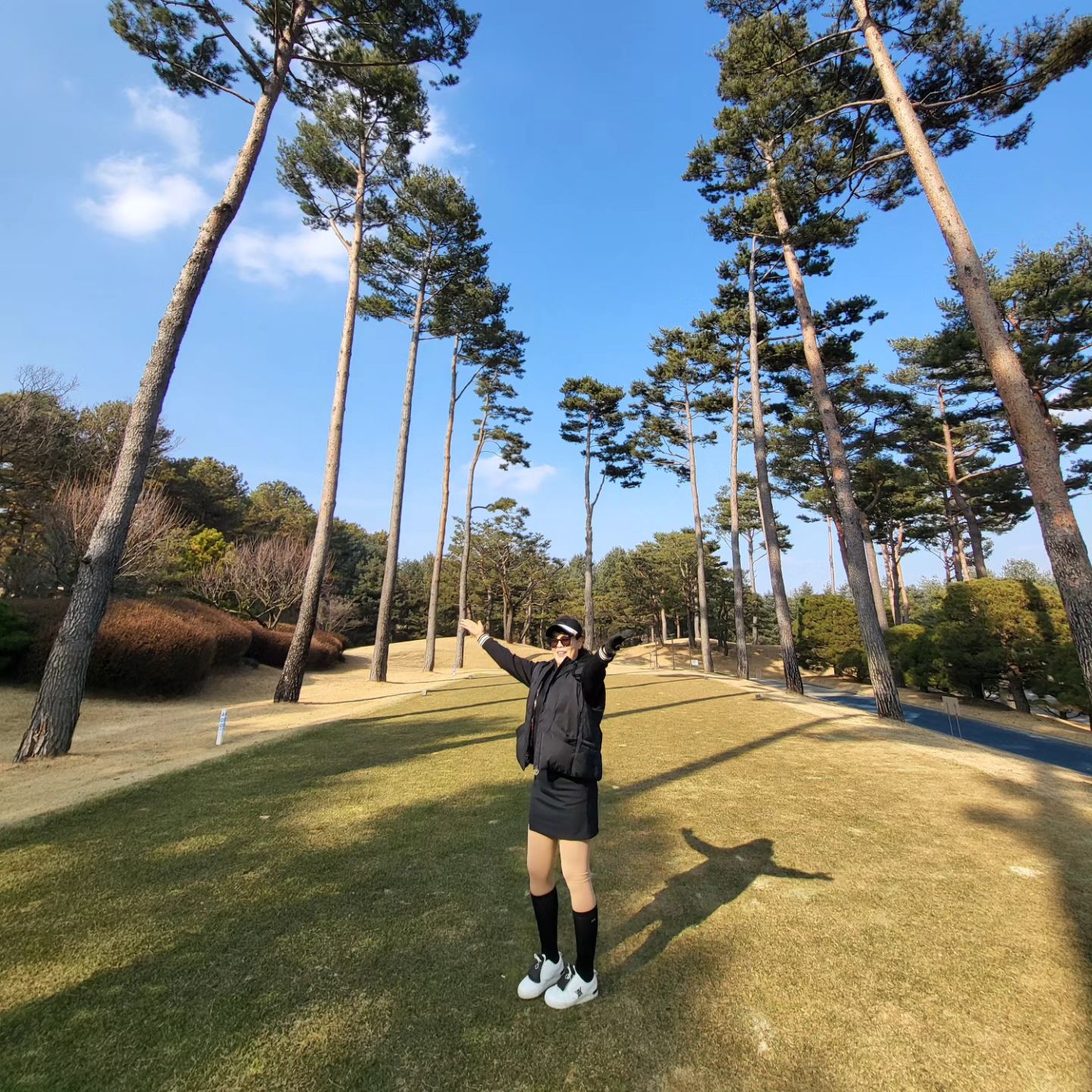 #솔모로cc 

한번갔던 골프장은 앵간하면 안가는데
전혀다른 코스로 저렴한 그린피에 날좋은 따뜻한날 방문

36홀중 퍼시먼,체리코스였는데
마지막18홀에서 파3에서 버디🦋

키크게 찍을수 있는 소나무티박스는 캐디언니솜씨

어렵지만 잔디나 그린관리 잘되었고
캐디님이 퍼펙트해~~~

오늘도 나는 골프에미치다

#golf #홀인원하는날까지 #골프스윙
#골프스타그램 #골미치 #골프중독 
#골린이  #골프 #라운드후기 #여주골프장
#골프사랑