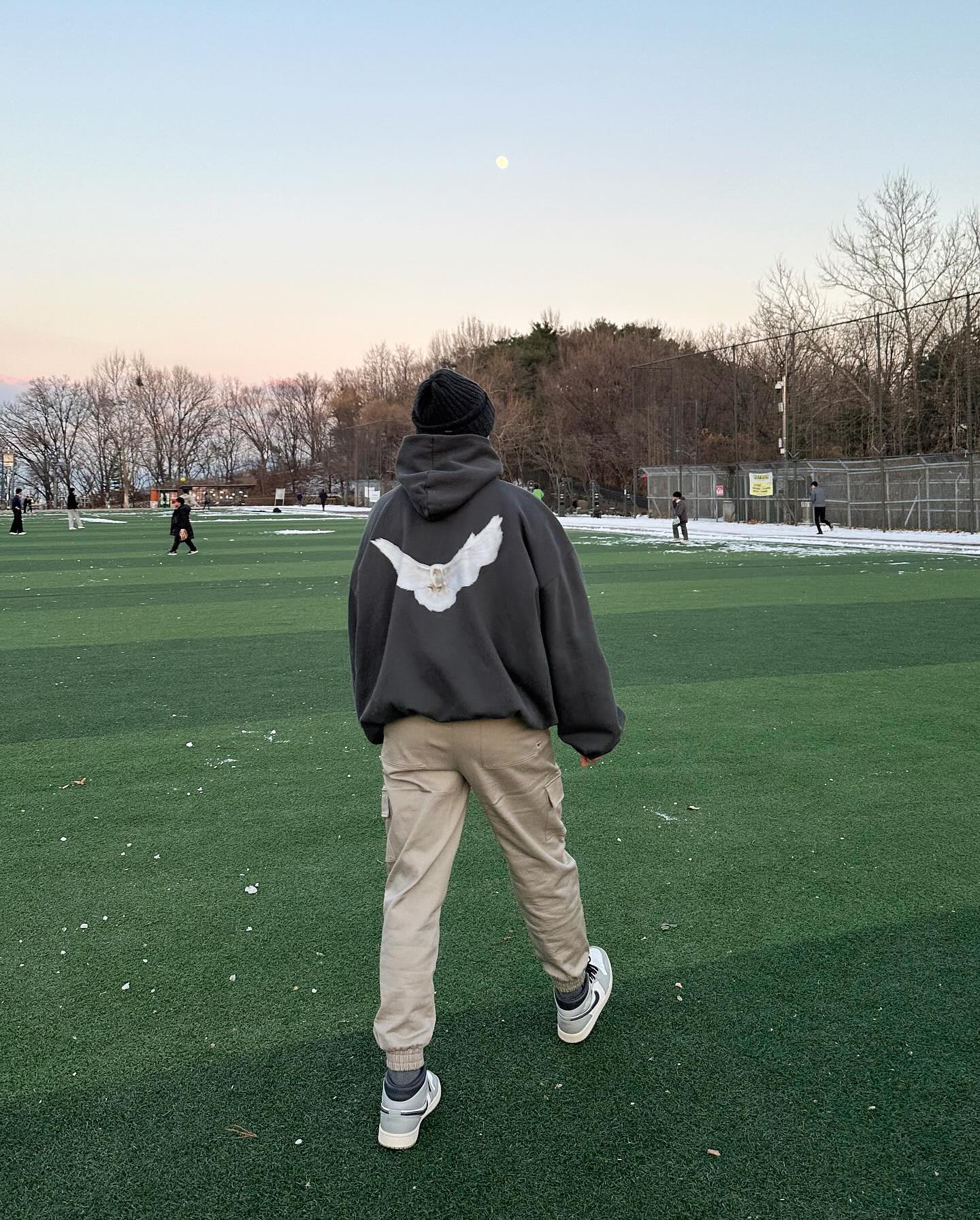 ballop_official 
편안한 착용감의 벨롭 조거팬츠 소개드려요.👖
심플한 컬러로 믹스매치하기 좋아
코디가 쉬운 스타일로 추천드려요.
캐주얼하고 스포티한 감성 연출이 가능해요.🏃🏃
.
.
.
#밸롭 #조거팬츠 #겨울코디 #조거팬츠코디 #조거팬츠추천 #꾸안꾸코디 #남자데일리룩 #여자데일리룩
#ootd #outfit #dailylook #koreanfashion #오오티디 #패션스타그램 #남자코디 #데일리룩 #커플코디