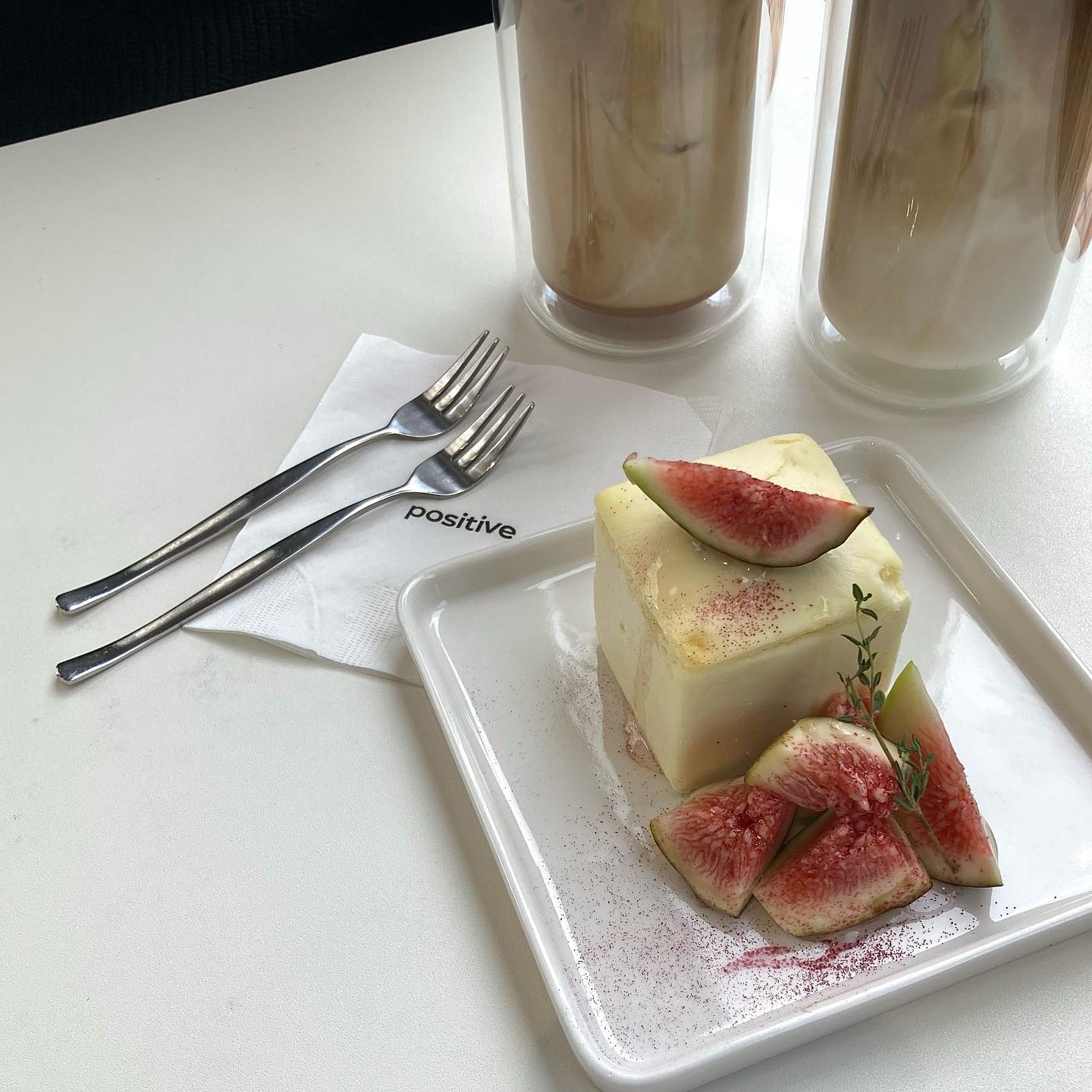 🍰
 
무화과 계절 끝나기 전에
무화과 디저트 맛 봐서 다행이다 :^)
 
커피맛집 예쁜카페 찾아 다니는
소소한 행복 -ෆ