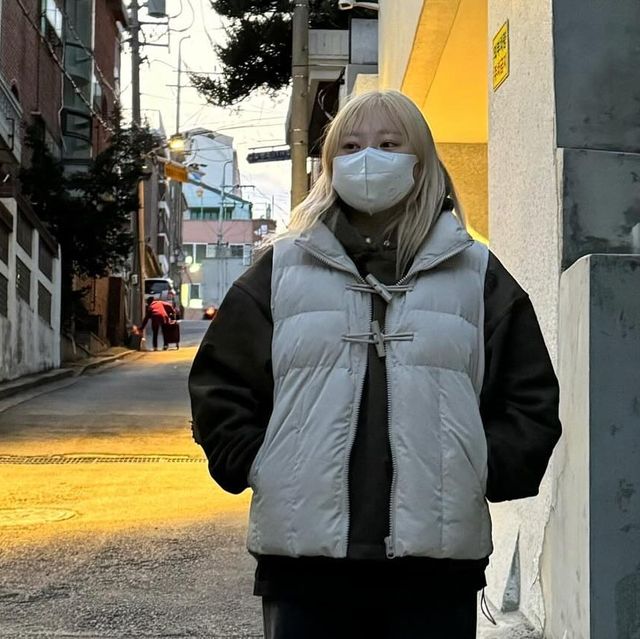 나는야 김뭉치🕹️ on Instagram: "흔하지 않은 패딩 베스트가 필요하다면 @1rony9orno_official 의 🎁 유니섹스 퀄팅 패딩 베스트 1️⃣ POLY 100% 2️⃣ 제품 컬러와 맞춘 나무 토글 포인트로 귀여움