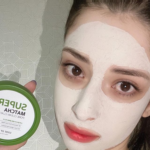  🌺Hajar Akoubi || 이하리🌺 on Instagram‎: "#ad #협찬 #somebymiarab 

@somebymi 
@somebymi_arab 

من فترة صرت أعاني من مشكلة مع الرؤوس البيضاء وشعرت أن بشرتي جافة جدًا… جربت منتجات مختلفة لحتى اعالج هاي المشكلة وواحد من هاي المنتجات هو قناع الطين سوبر ماتشا لتنظيف المسام!
أكثر شي عجبني في هذا القناع هو أنه يساعدك على حل جميع مشاكل البشرة تقريبًا ، فهو عبارة عن عناية 10 في 1 للمسام.
طريقة استخدامه سهلة جدا فقط ضعوه على بشرة جافة من 10 الى 20 دقيقة وبعدين زيلوه بماء دافئ… بسبب الطين الناعم مثل الآيس كريم فهو سهل الدهن وخفيف على البشرة ^^

• Super Matcha Pore Clean Clay Mask
• Real Super Matcha Pore Care Mask

‏It helps you with 10 in 1 pore care, simple pore care with real effect💜💚
‏•Removes blackheads, whiteheads, impurity, dead skin cell 
‏•Control oil water balance 
‏•Provide moisture 
‏•Tighten pore 
‏•Calm skin 
‏•Improve skin texture 
‏•Excessive sebum care

#somebymi #porecare #pore #poretightening #matcha #serum #poreserum #ampoule #matchaserum #faceserum #skincarelovers #kbeauty #cosmetics #koreancosmetics #asianskincare #korenskincare #instabeauty #skincareroutine #koreanbeauty #review"‎