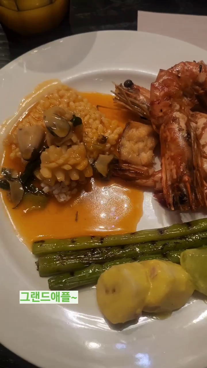 #그랜드애플뷔페

랑랑이 방학이라 할머니집으로 유배보내기전 맛난거 먹이기~ㅎㅎㅎ