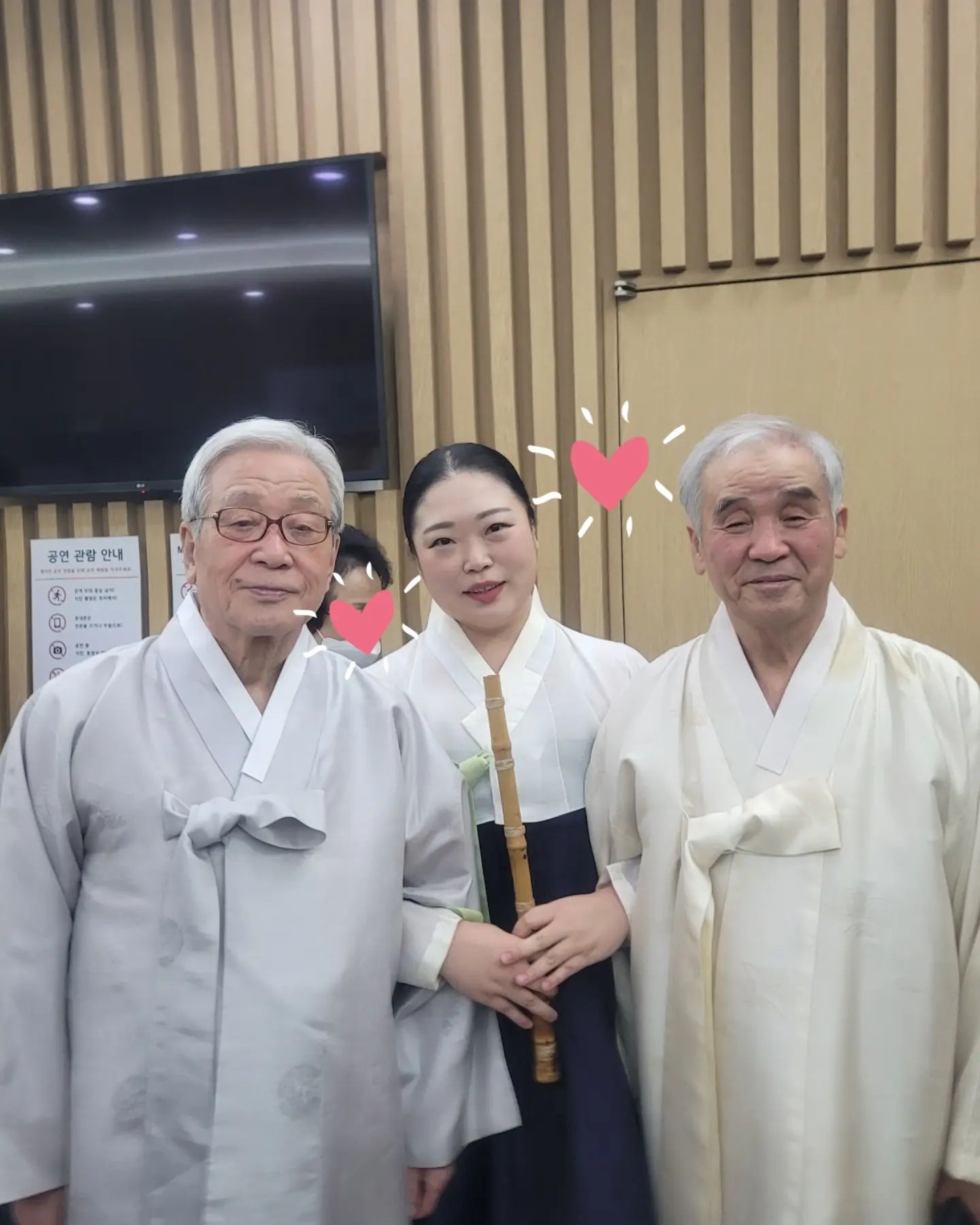 새해 첫공
신년풍류 취태평지곡
상영산부터 천년만세까쥐 전바탕 풀세트
정재국 선생님 홍종진 선생님☺️
정악계의 거장 선생님들과 영광의 투샷
노인네랑 머하러 사진 찍냐고 하셨는데 
젤 인기 많으셔서 줄서서 찍움..ㅎ

두 선생님들께서 유네보고 단소 잘 분다 하시고
복덩이라 하시고 복성있고 덕성있다 하시고
새해부터 덕담 잔뜩 안겨 주셔서 감사합니다히히히💕

복덩이 유네🎀
달덩이 땡글🌝

+
자꾸 소풍농월 서울에서도 안 하냐고 많이들 말씀 하시는데...
앵콜공연 해야될 판인가.. 과연..🤷