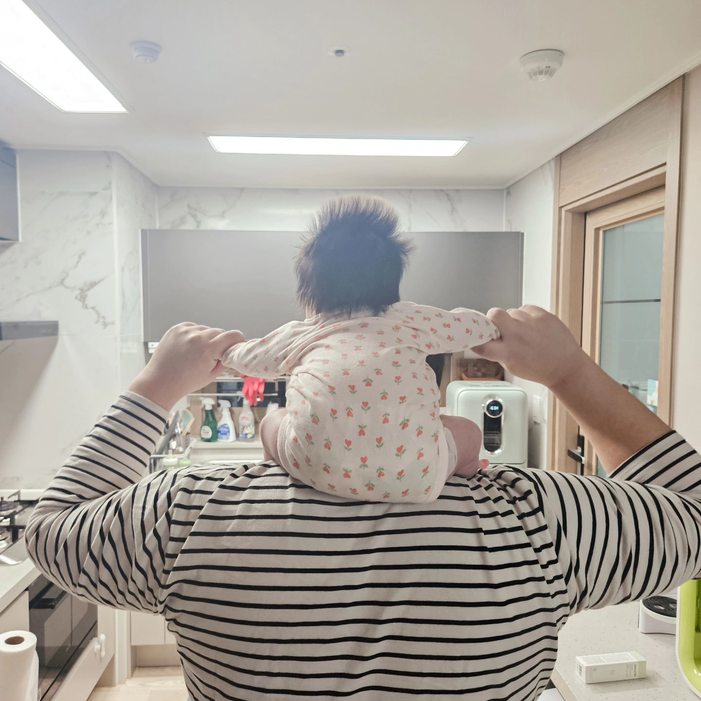 D+59

도아의 첫 목마❤️

아빠가 도아 첫 목마시켰는데 안울고

 가만히 있는거 보면서 너무 귀여워서 사진 한방📷

앞모습이 더 귀엽지만 아빠 👨 쌩얼 보호해줘야되니 뒷모습이라도..🧡