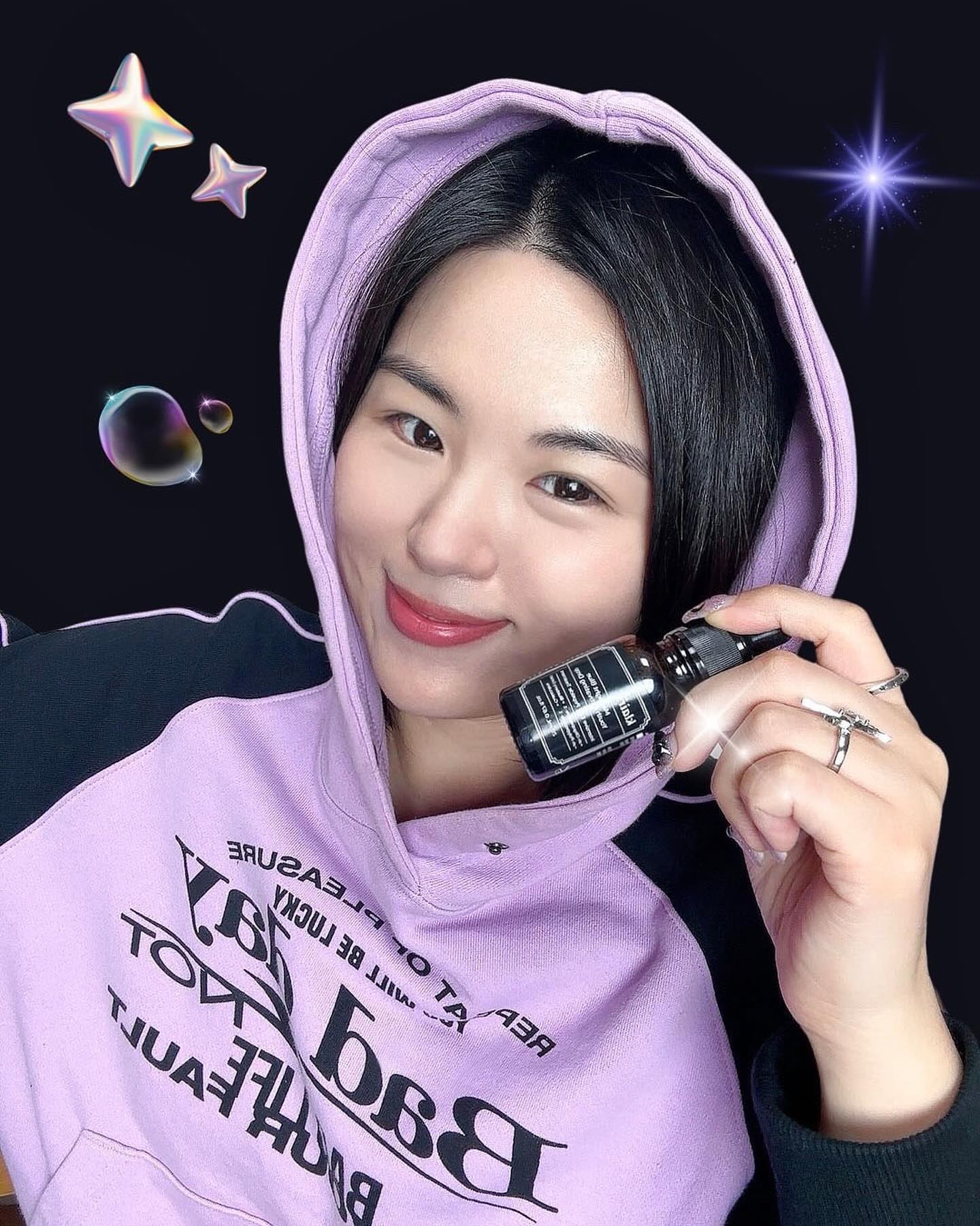🫧클레어스 미드나잇 블루 유스 액티베이팅 드롭🫧

워터리한 제형으로 흡수가 빠르고 보습에 좋은 세럼이에요💧
구아이아줄렌 성분이 함유되어 피부 진정에 도움을 주며 민감성 피부도 사용 가능해요🤍 
피부 탄력에도 효과적인 제품으로 추천드려요🩵

#제품제공 #클레어스 #미드나잇블루유스액티베이팅드롭 #피부진정 #주름개선 #세럼 #올리브영추천템 #세럼추천 
#키치 #후드티 #스트릿