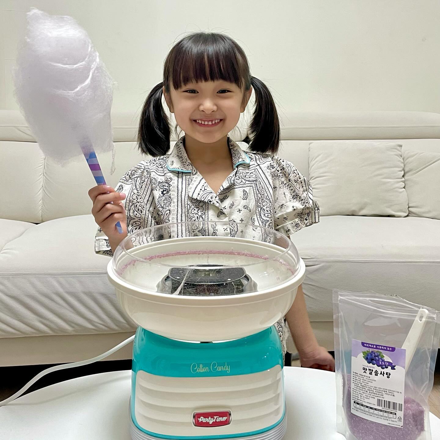#협찬
솜사탕만 보면 그냥 못자나치는 하자매에게 딱!!🍭
집에서 만들어 먹는 솜사탕이라니 너무 좋쟈나ㅋㅋㅋ
심지어 맛도 좋고 너무 잘 만들어진다!!
애들이 직접 만들어 먹을 수 있어서 재미도 있고 맛도 있고🤍
 ⠀⠀⠀⠀⠀⠀⠀⠀⠀⠀⠀⠀⠀⠀
 ⠀⠀⠀⠀⠀⠀⠀⠀⠀⠀⠀⠀⠀⠀
#아리에떼솜사탕메이커 #어린이날선물 #솜사탕기계 #솜사탕만들기 #추억의과자 #유치원선물 #학원선물 #여자어린이선물 #남자어린이선물 #입학선물 #여아장난감