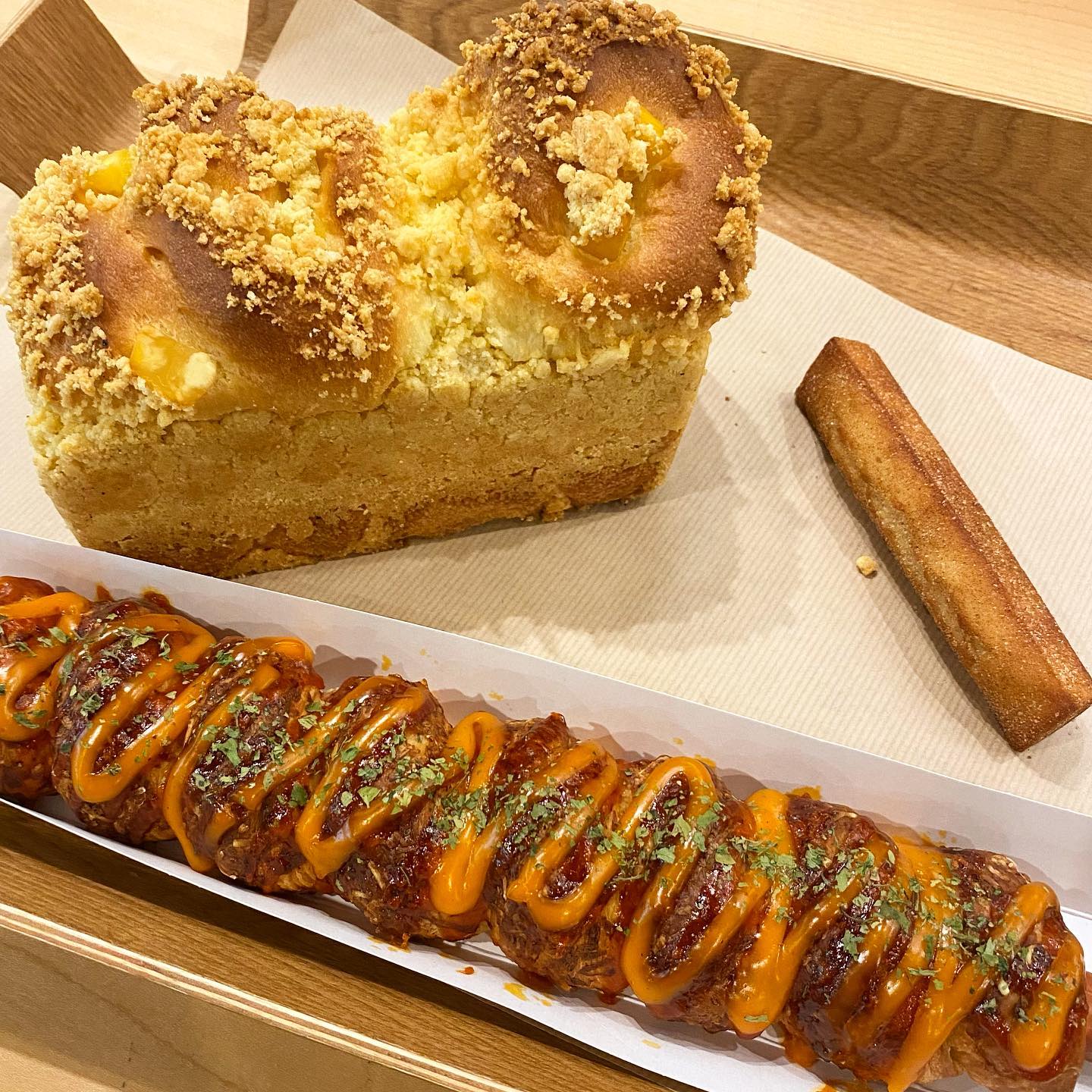 📍트리니커피 베이커리
👉밤빵, 매콤소세지빵, 츄러스휘낭시에👈

빵이 넘 땡겨서 빵만 먹으러 간 곳ㅎㅎ
빵 종류가 다양해서 먹고 싶은게 넘 많았어요!🫢
절제를 하면서 골랐는데도 저 정도..ㅎ
우선 밤빵은 빵 부분이 부드럽고 밤이 중간중간 씹히는 것이 맛있었어요!
특히 소보로 부분도 식감을 더해줘서 굿👍
지금도 맛있긴한데 밤이 더 들어갔으면 뭔가 더 맛있을 것 같은 맛이었어요!
소세지빵은 마지막에 추가했는데 추가하길 넘나 잘함❤️
적당히 매콤하니 질리지도 않고 너무 짜지도 않고 너무 맛있더라구요! 제 원픽 메뉴🥰
츄러스 휘낭시에는 달달한 츄러스 먹는 기분 ㅎㅎ
소세지빵이랑 먹으면 단짠으로 먹을 수 있는데 개인적으로 전 다음엔 소세지빵 하나 더 먹을 것 같아요🤭
자리도 많고 넓어서 동네 지나가시면 한 번 들려보셔두 좋을듯☺️
.
.
#트리니커피베이커리 #일산맛집 #일산빵집 #일산베이커리카페 #일산빵맛집 #일산카페 #일산카페추천 #풍산역카페 #중산동카페 #빵맛집 #베이커리카페 #베이커리맛집 #고양시카페 #밤빵 #밤식빵 #휘낭시에 #소세지빵 #빵 #빵스타그램 #빵맛집 #빵지순례 #맛스타그램 #먹스타그램 #오늘뭐먹지 #먹팔 #맞팔은댓글 #리뷰 #리뷰스타그램 #bread #review
