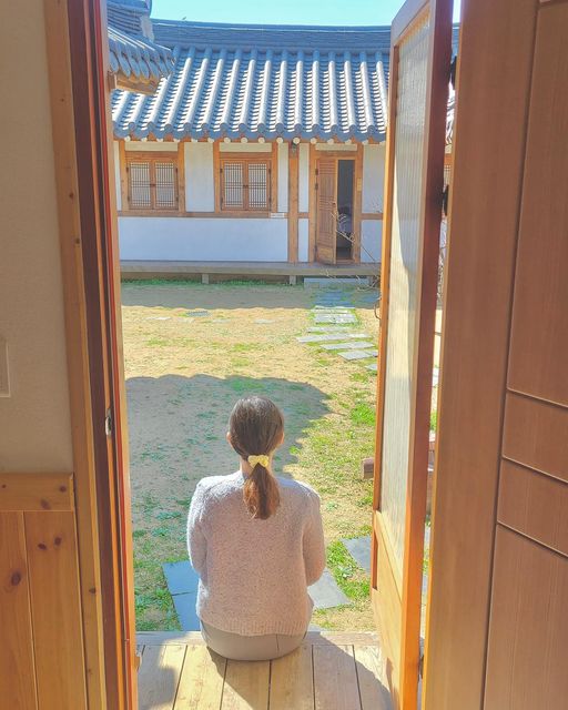 투앤커플| 직장인 커플의 여행 on Instagram: "경주 가성비 숙소🏯

경주와 포항 사이에 있는 고즈넉한 숙소, 한옥펜타운! 객실마다 개별 바비큐와  모닥불이 있어서 불멍하러 가기 좋아요. 

여름에는 수영장이 있어서 물놀이도 가능해요🏊자세한 후기&사진은 블로그로 오세요!:)

🏡 경주 '한옥펜타운' 
📍 경북 경주시 강동면 인좌안길 32-17
◽행복헌4 사용했고, 총 22개 객실이 있어요
👫🏻고운재,소담정,희락헌,행복헌,별궁,가족실 등 다양해요"