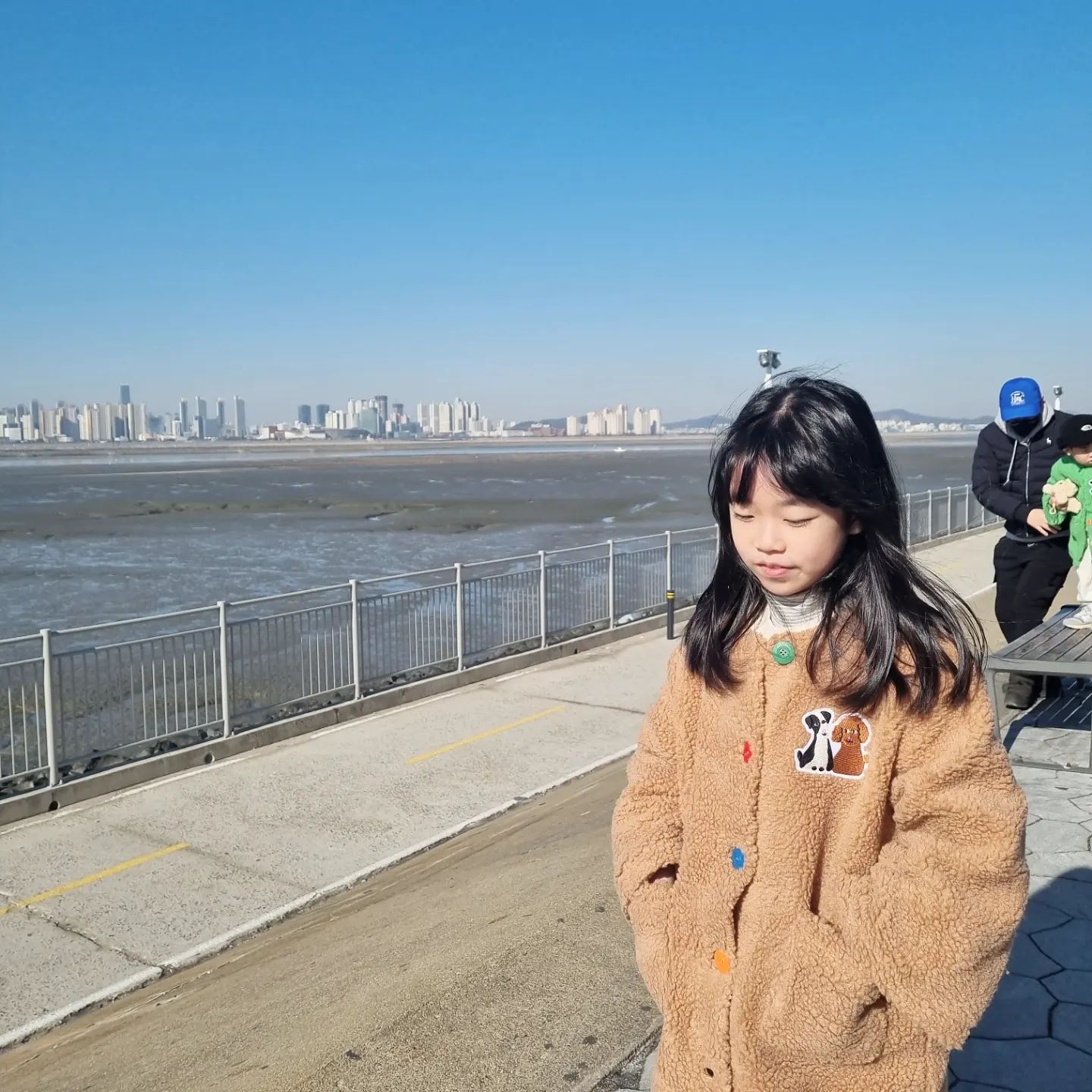 .
띠니띠 뒤로 배경이 된
하찮은 남자둘 귀엽군 🥰 ㅋㅋ

 #싕호띠👧👦 #오이도여행