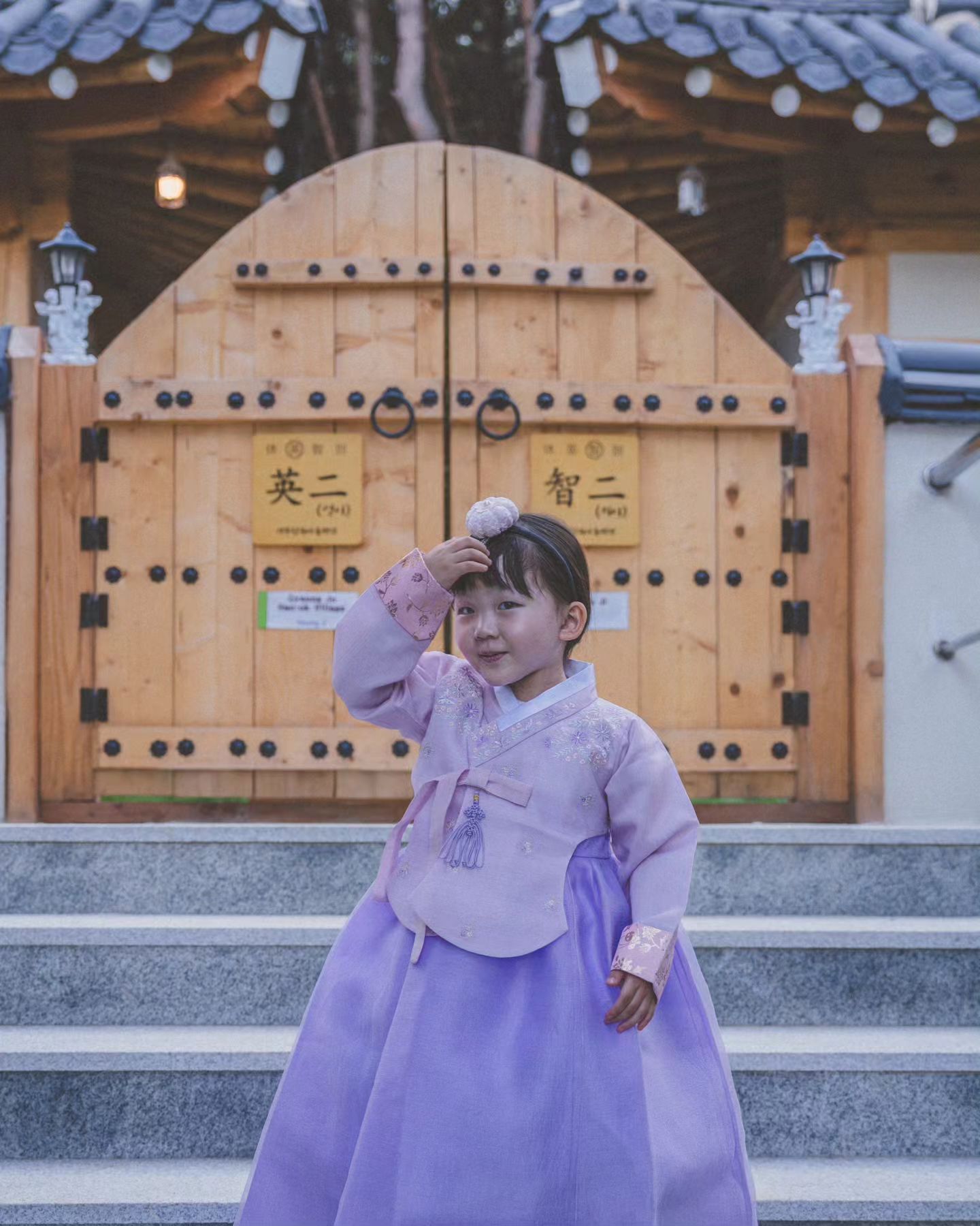 #휴영지 #경주한옥펜션 #한복입고

작아진 노란색 한복을 보관해두고, 새로산 보라색 한복을 개시한 날
한옥에 한복까지 갖춰입으니 요 장난꾸러기들 참해보이는 효과가 있다 :)
함박웃음 가득이었던 이번 여행 !
사진을 정리하며 내가 다 기분이 좋아지네

#경주한옥풀빌라 #경주독채펜션 #경주숙소 #경주아이와여행 #한복첫개시