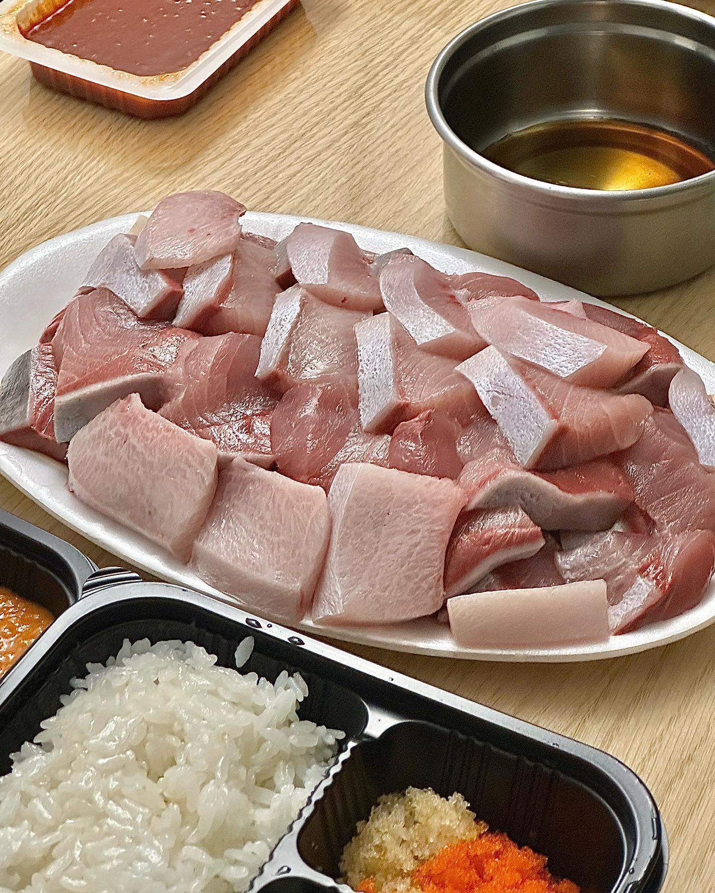 ˗ˋˏ♡ˎˊ˗  토실토실 방어 잡기 ••🐟🐠

#바다회사랑 ba__da__ 

#방어맛집 으로 유명한 곳 🎏 !
웨이팅 엄두도 안 나서 포장으로 겟겟🏃‍♀️
회가 엄청 두툼해서 씹는 맛이 있어요!

김이랑 방어 무순 백김치 쌈장 와사비
와다다다다 넣고 한 입 와앙💨
생각보다 비려서 아쉬웠어요💦