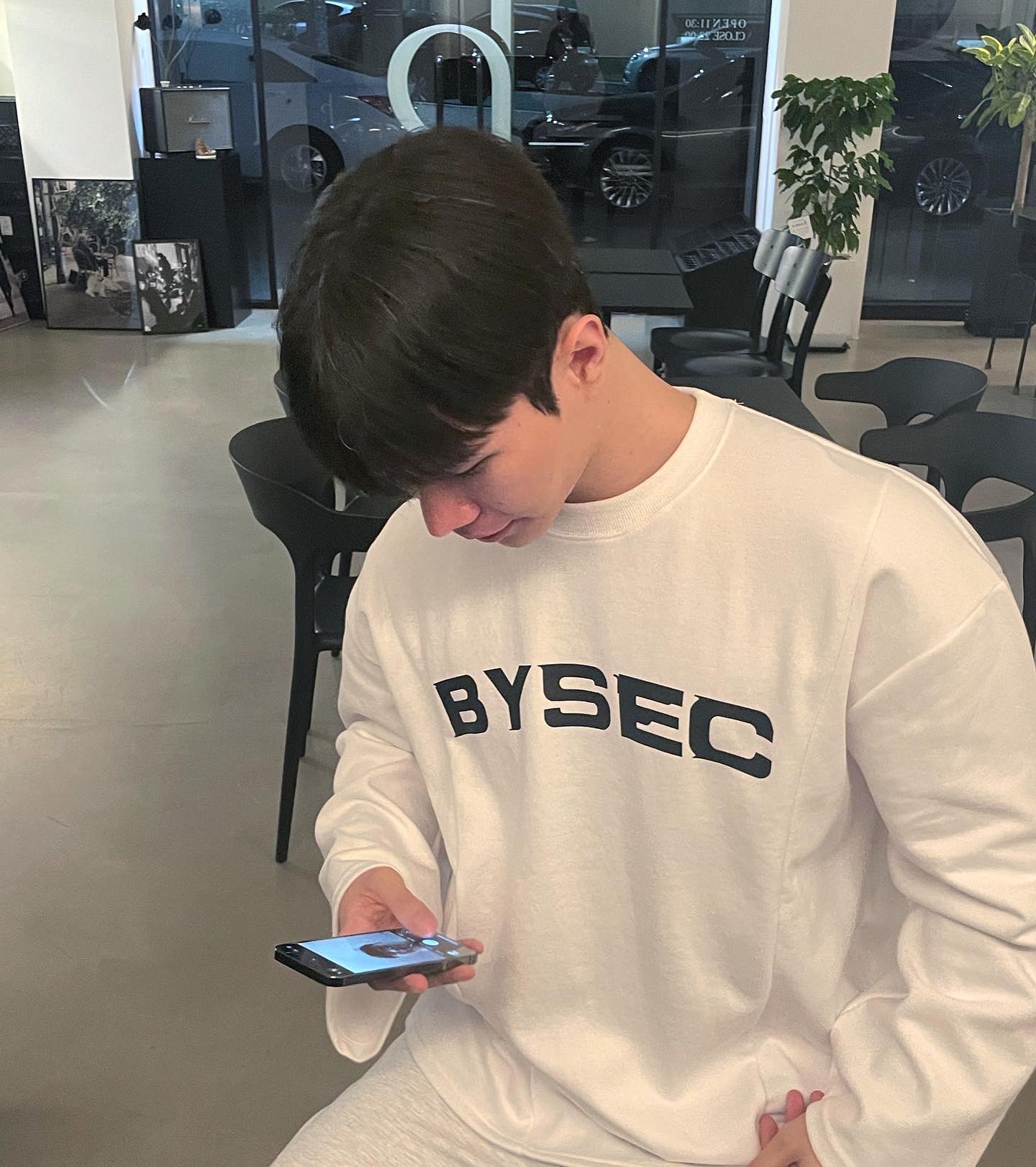 #협찬 #바이젝

바이젝의 로고 오버핏 티셔츠! 남자들이 가장 좋아하는 오버핏
탄탄한 넥라인과 원단으로 한번 잡아주고 시그니처 
역삼각패턴으로 넓어 보이는 어깨
역시 헬짱의 마음을 잘 알아주는 #바이젝 

#BYSEC #오버핏 #오버핏긴팔 #바이젝오버핏 #최두호브랜드
#패션계정맞팔 #패션계정 #협찬모델