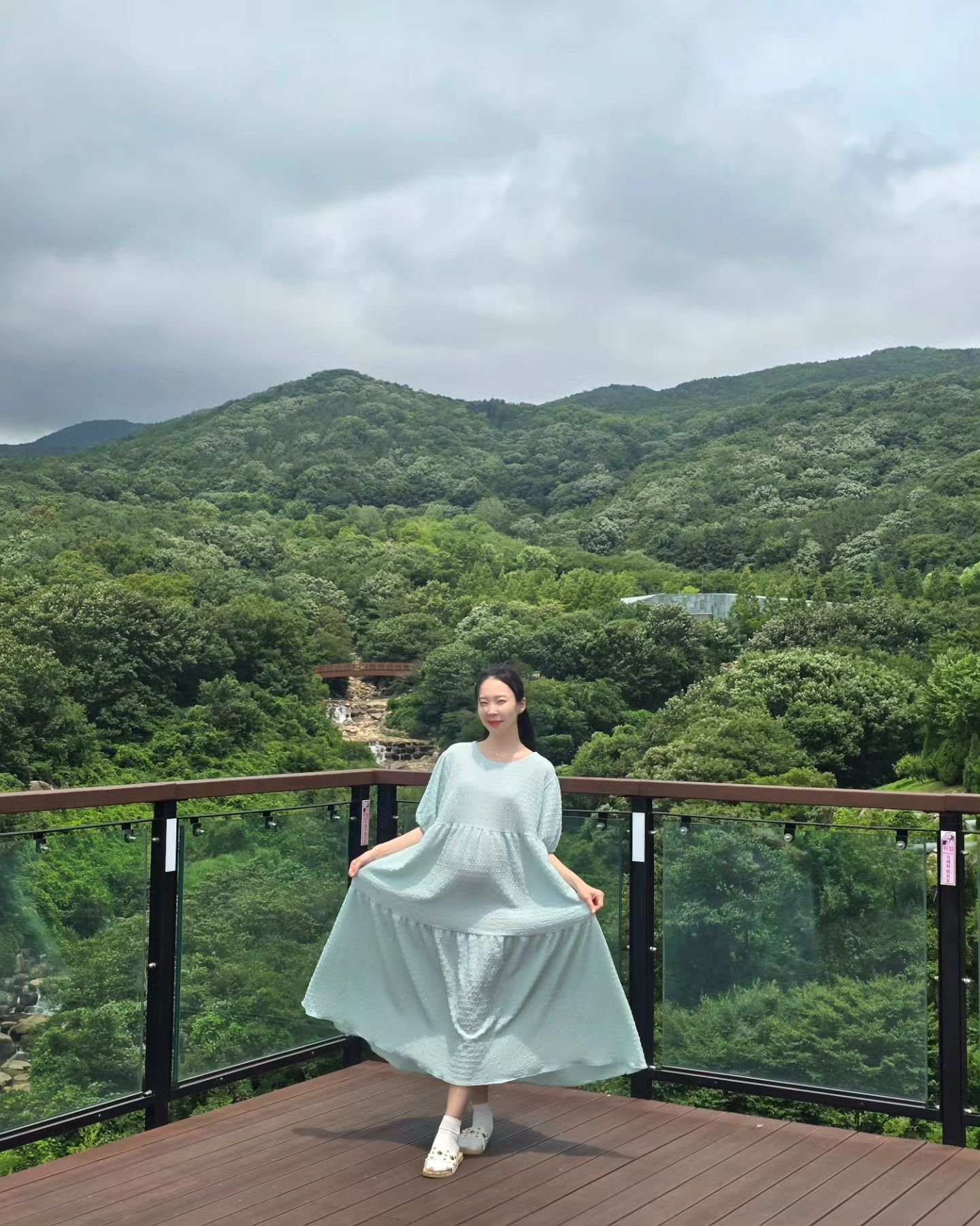 너어무 편한 홀리아 원피스입고 주말외출🌸
이거 만삭까지 끄떡없이 입을 넉넉한품에 시원한재질
색도 너무 어여쁜 민트색 픽픽
 
비가 계속오다 주말에 이렇게 안오니까 너무조타💚