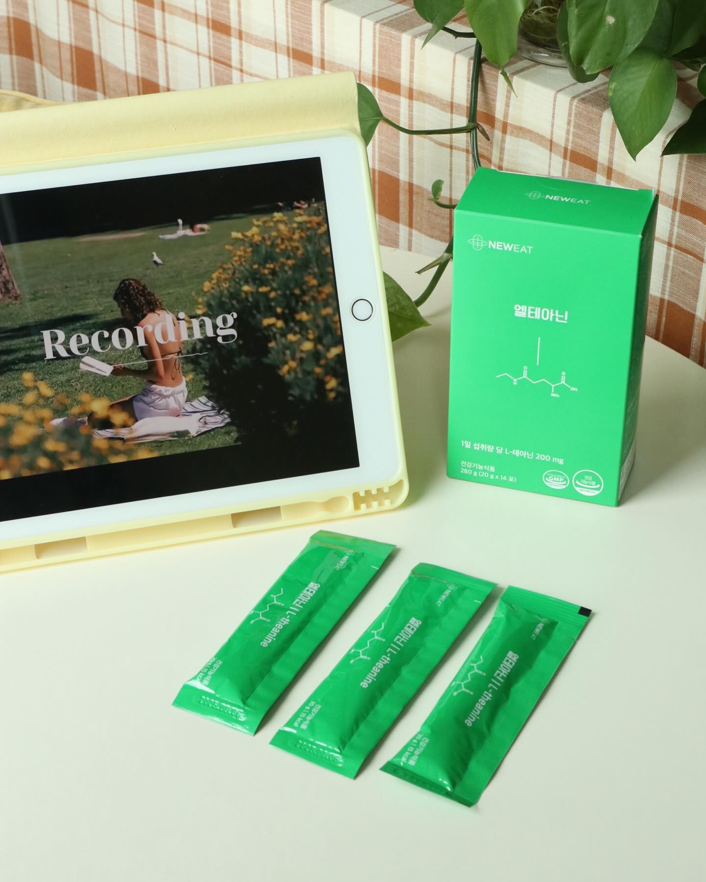 #광고#협찬

스트레스 케어 및 집중력 향상에 도움을 주는
영양젤리 ’L-테아닌‘ 💚

new_health_eat

✅ L-테아닌‘ 샤인머스캣 맛의 달달한 젤리

✅스트레스 완화 성분 테아닌 일일 권장섭취량 100%

✅식약처로부터 기능성과 안정성을 인증받은 건강기능식품

✅청정 미국산 깨끗한 고급 원료 사용

✅ 까다롭게 선별한 18종 부원료 설계

✅간식 대용으로도 맛있게 먹을 수 있는
샤인 머스캣맛 젤리스틱

요즘 같이 바쁜 현대 사회 젤타임이라서
하루에 1포씩 맛있게 먹어주고 있어요🍀

여러분들도 엘테아닌으로 시작해보세요🥰
.
.
.
#건강기능식품#엘테아닌 #젤리스틱#샤인머스캣맛
#뉴잇#온가족영양제#긴장완화#집중력강화#직장인연양제