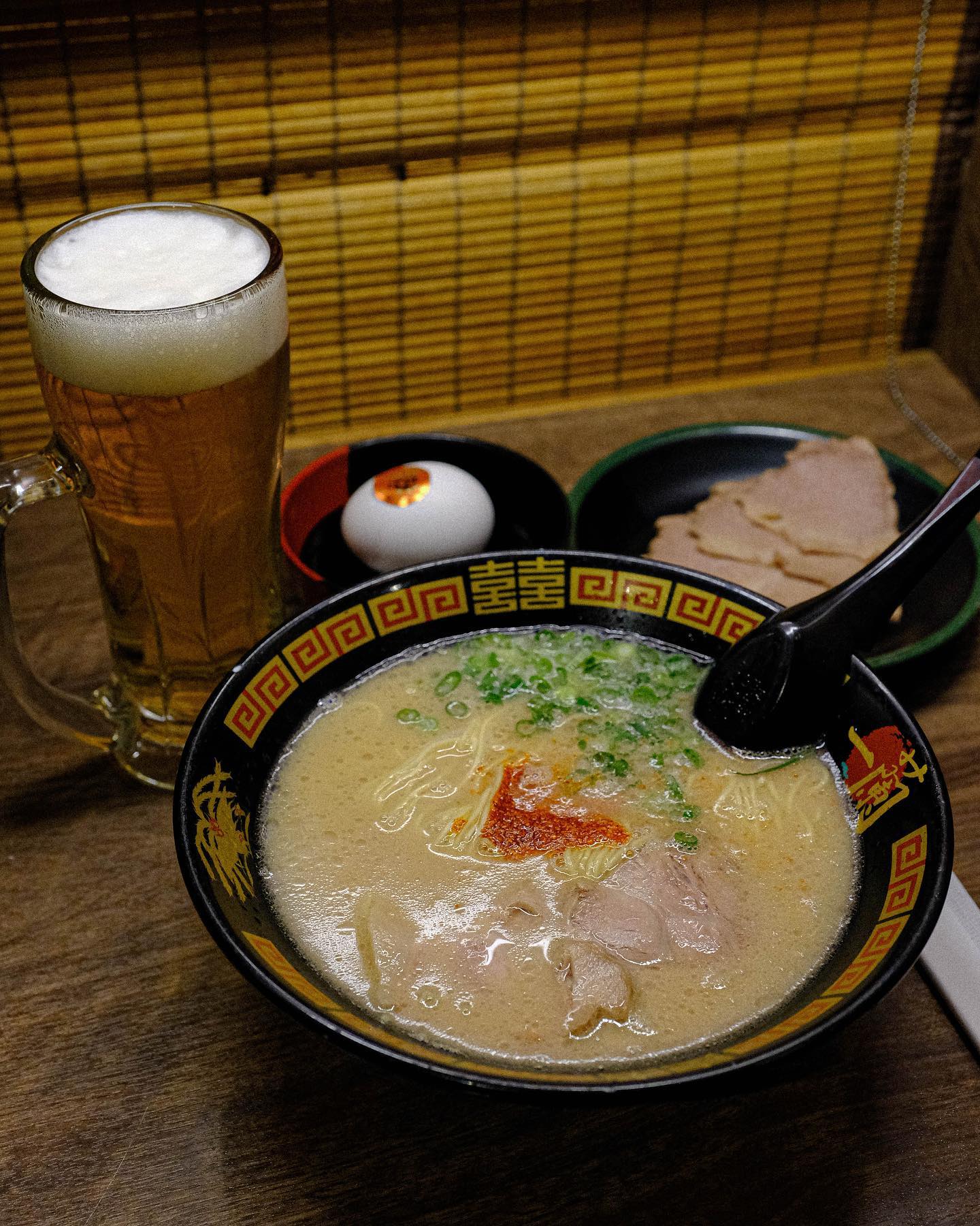 마지막 일본 일기🇯🇵

📸 1 : 셋째날 아침, 글리코상이랑 릴스찍고 먹었던 이치란!🍜
첫 일본여행인지라 친구들이 이치란 얘기 할 때 궁금했는데
야무지게 챠슈랑 계란 그리고 맥주까지 시켜먹었음 맥주 존맛
(라멘 한 끼에 2천엔 쓰는 여자 어떤데ㅋ)

📸 2,3,4 : 하윤애미가 먹고 싶었던 오코노미야끼랑 야끼소바!
현지인 맛집이라거 해서 갔는뎈ㅋㅋ 4테이블 모두 한국인이었..🤣
그리고 야끼소바 고기는 이하윤한테 다뺏김... 그래도 맛있었다!

📸 5 : 돈키호테에서 야무지게 산 물건들은 숙소에 넣어두고
다시 오사카로 관광과 먹방하러 가는 길
이하윤의 볼따구, 손잡이를 꽉 잡은 손, 짧은 다리는 너무 귀엽지만
이모야는 진짜 힘ㄷ... 아니 진짜 행복했어^^..............

📸 6 : 진짜 오사카 맞는데 진짜 오사카 같았던 밤거리

📸 7 : 관광객만 탄다는 도톤보리 크루즠ㅋㅋㅋㅋ
타는 중간에 가이드분(?)이 거리에 있는 사람들한테 인사하라고 하는데
하는 사람도 한국인 받아주는 사람도 한국인 그런 웃긴 상황 발생

📸 8,9 : 유명하다는 앗치치 혼포 타코야끼🐙
웨이팅은 쉽지 않았지만....
타코야끼에 별 감흥이 없어서 긍가 딱히 맛은🤔
의외로 메론소다가 맛있어뜸

📸 10 : 몸도 마음도 지쳐버렸던 마지막날🥹
원래 계획했던 건 아무것도 못하고 관광도 제대로 못했지만
야끼니꾸는 먹었으니 만족하는걸로 ㅎㅎ,,,,
다음 일본여행 할 때는 못먹은 스시, 우동, 카레, 스키야끼, 돈까스,
소바, 말차아이스크림, 파르페까지 다먹고 올거야ㅠㅠㅠ

-------

올리고보니 마지막 날에 먹방이었네...^_^
못다한 이야기는 곧 브이로그로 올리겠숨다
재미없어도 많관부~~~💓