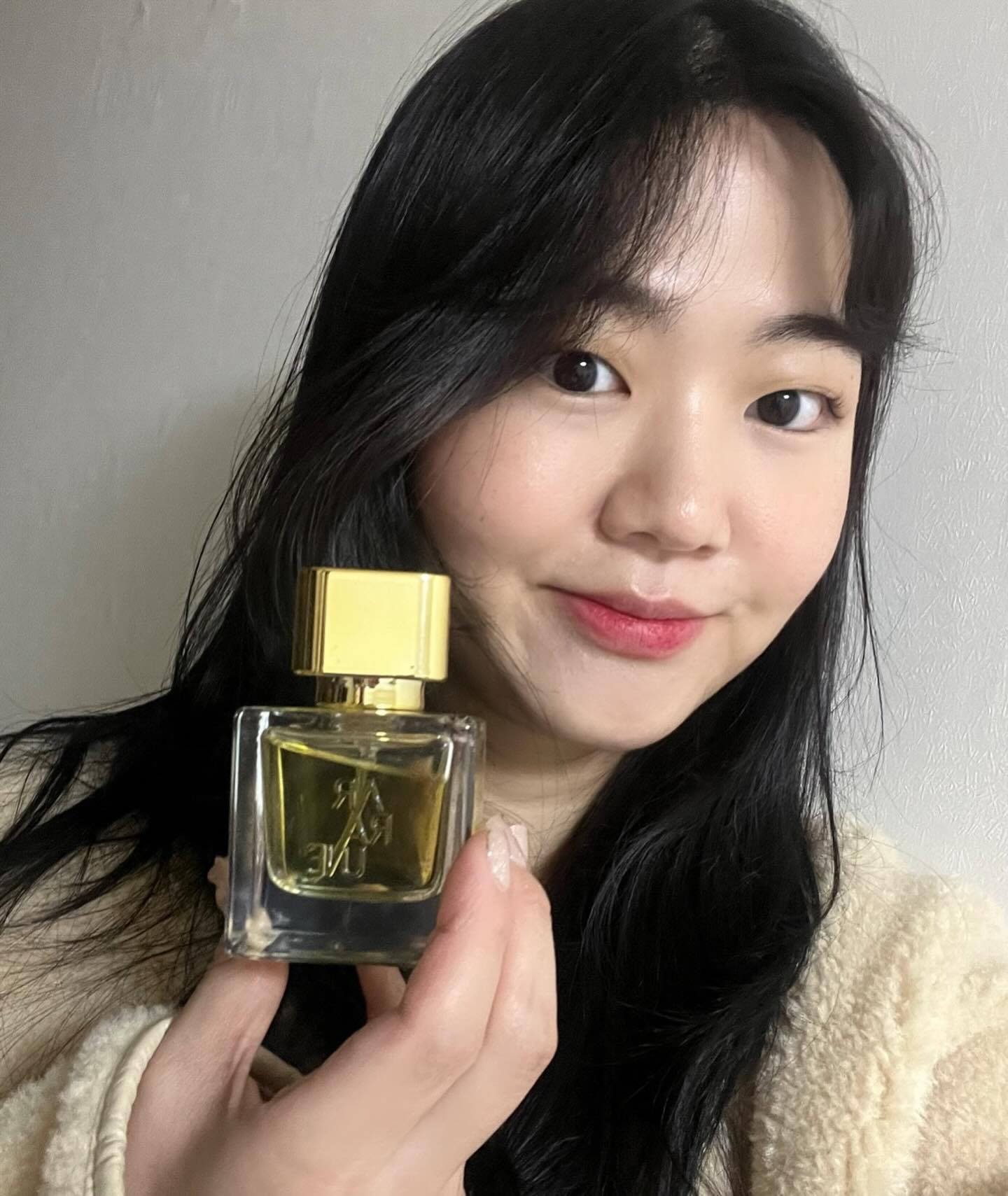 🌼 #광고 #발렌타인선물 arraune.official 
다들 설날 연휴 잘 마무리 하고계신가요?☺️
연휴가 마무리되어가며 발렌타인데이가 다가오고 있는데요!
마침 선물로 좋은 #아르라우네 향수 추천드립니다✨💛
(발렌타인 1+1 행사 진행중😉)

아르라우네 향수는 제가 이번에 제품을 제공받으며 알게 된 브랜드인데요, 
‼️제공받은 것과 관계없이 찐후기로!! 
제가 받은 <take 4> 타입은 첫 향은 성숙하고 어른스러운 향인가 싶었지만, 이후 베이스로 머스크 잔향이 포근하면서도 딥하지 않게 오래~도록 편안해서 너무나도 만족스러웠어요!(지속력 짱!)

(실제로 계속 맡고 싶어서 자기 전에도 뿌리고,, 킁카킁카 거렸습니다😅 향 너무 좋으면 계속 코 박고싶은 마음 아시죠?☺️ 요 향수가 딱 그랬습니다☺️)

향으로 너무 가볍지도, 무겁지도 않게 지속력 좋고 기분좋은 편안함을 느끼고싶으시다면! <아르라우네 take 4> 추천드립니다!

[공식정보]
아르라우네 take 4 ; 아우라 브레이브
편안한 머스크 향과 플로럴 한 스쿱💐
편안한 라벤더, 오렌지와 레몬의 과일향🍊
이후 쟈스민과 로즈마리의 싱그러움이 느껴지지만
따스하고 달콤한 바닐라와 머스크가 부드럽게 이어주는 향💛