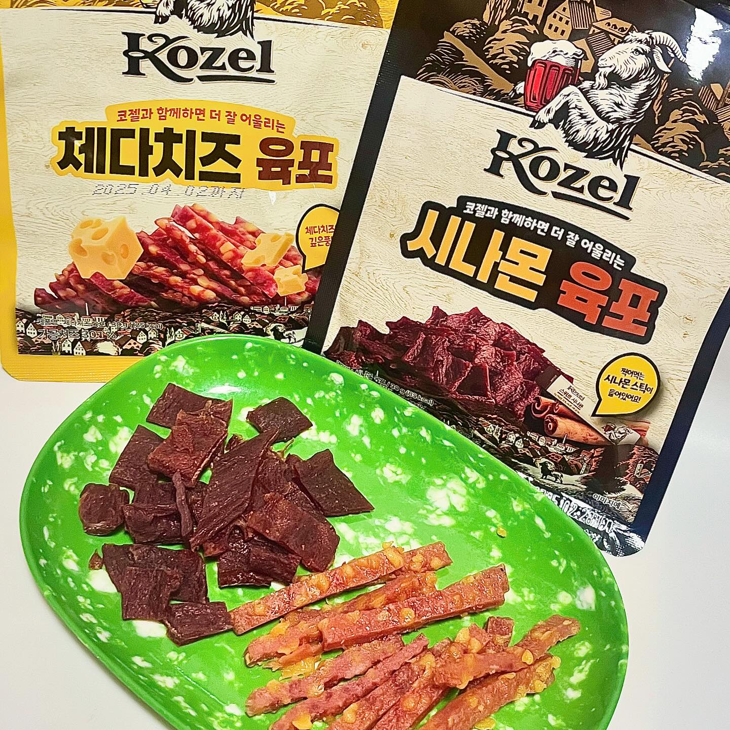 #광고 맥주 명가 코젤과 육포의 달콤한 콜라보🎵
오직 CU에서만 즐길 수 있는 가성비 좋은 맥주 안주 추천!

맥주 안주 하면 빠질 수 없는 육포 🥓
코젤과 만나 더욱 새롭게 재 탄생 했다! ✨
✔️시나몬의 풍미를 가득 느낄 수 있는 #시나몬육포 
✔️체다치즈가 콕콕 박혀 리치한 풍미의 #체다치즈육포 까지

체다치즈 육포는 강쥐,, 간식 같아 보이지만
짭짤하고 치즈맛이 나서 맛있습니댕.. 🙂‍↕️🙂‍↕️

봄 피크닉용 안주로도 좋고,
어른들의 안주 &아이들 간식으로도 딱!
가성비 좋은 안주이자 간식 구매하러 CU gogo🏃

🥓코젤 체다치즈 육포 (\2,500)
🥓코젤 시나몬 육포(\4,900)

#코젤 #코젤시나몬육포 #CU #CU신상 #편의점신상