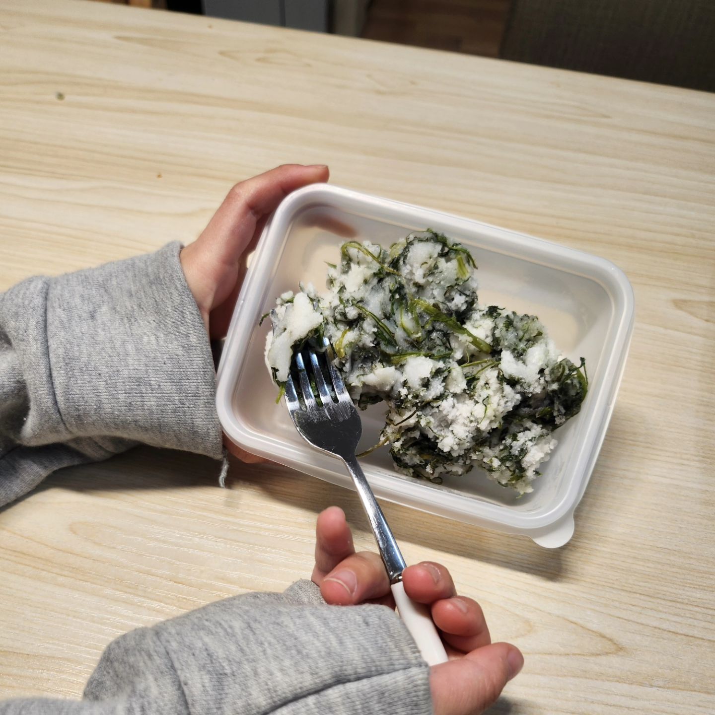 이맘때쯤이면 생각나는 쑥떡.
난 쑥떡이 그렇게 맛잇더라구요 ㅎㅎ
일부러 찾아 먹을정도로 사랑하지요!😀
봄에 나오는 어린쑥으로 3~4월 중순까지만 맛볼 수 있는 제철 별미 거든요!!
쑥버무리 택배주문해서 먹고잇어요.
한팩에 한번막을 분량으로 양이 적당하고
전자레인지 사용가능용기라 냉동해두엇다가 먹고싶을때 꺼내 전자렌지 돌려먹으면 갓 쪄낸 그 따끈하고 쫄깃한맛을 느낄수잇어요.
많이 달지 않아 어르신들 간식으로도 좋고,
아이들 건강간식으로 한끼대용으로도 든든한거같아요.
쑥 향이 진하면서 쑥 줄기가 가득 씹히는 것이 포인트인
요 쑥버무리는 생각햇던거만큼 쑥향이 강하지 않아 
우리집 아이들도 잘먹네요ㅡ
맛잇게 잘먹을게요😍

온라인주문은 아래에서👇👇👇
https://naver.me/IFIqd22h

#쑥버무리 #공주청춘떡방 #쑥버무리맛집 #떡집추천 #공주떡집 #밤설기 #청춘떡방 #밤설기맛집 #떡맛집 #떡집 #떡추천 #떡맛집추천 #먹스타그램 #먹스타 #맛집추천