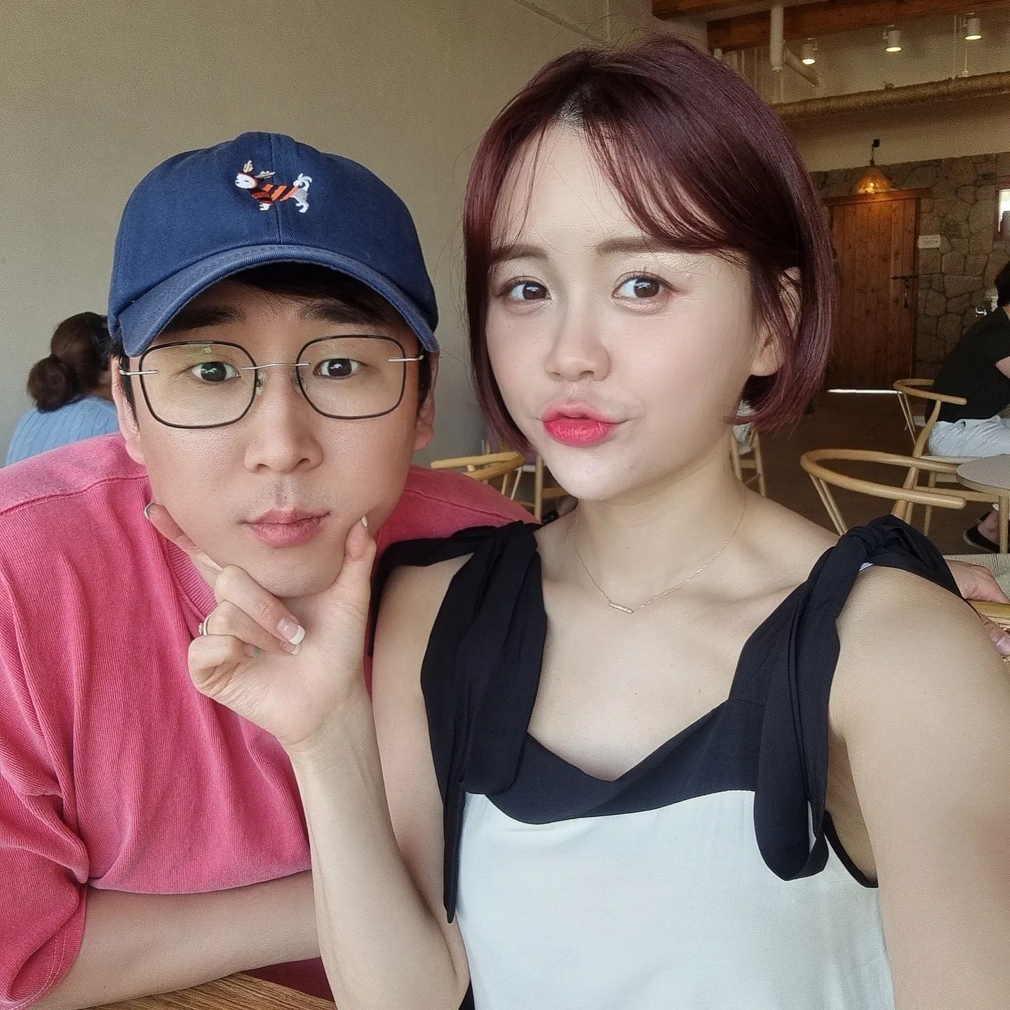 즐거웠던 1박2일 삼척여행 💙
매번 속초랑 강릉만 가봤지 삼척은 처음 가봤는데
바다가 너무 깨끗해서 놀래버림 😲 비록 바베큐 할때는 흐려서 
쨍한 바다는 못봤지만 비가오니 오히려 좋아 운치 있자나유?🫰
삼척은 맛집도 많고 바다가 너무 예뻐서 다음엔 2박으로 가는걸루🩷

#신혼일기
#물소리만듣고있어도힐링 🍃 #여행은해도해도좋은것