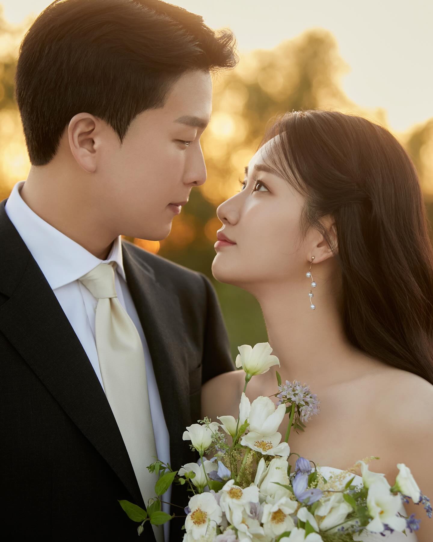 날씨가 너무 좋았던 우리의 웨딩 촬영 데이💐
시간이 넘 빠르당💍 D-1🫶 그렇지만 난 아직 못 올린 사진이 많다구...!! 

#하늘공원 #현조_웨딩 #웨딩촬영 
.
#조앤힐 sujin.k__w 
#스튜디오 melofield 
#드레스 selectionh 
#메이크업 woojeong_wed 
#헤어변형 vitden_wedding