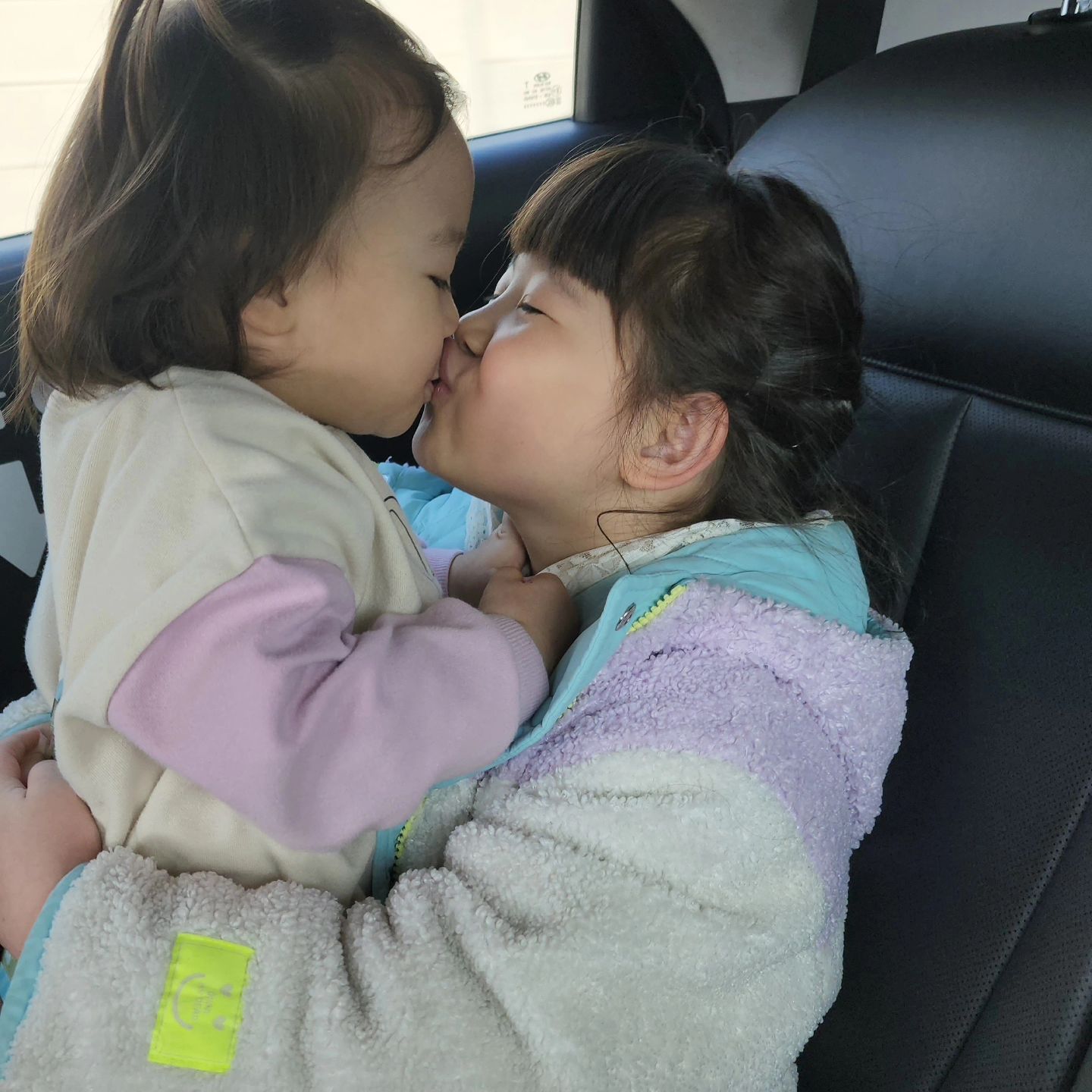 치고 박고 치열하게 싸울때 언제구~~
보고싶었다공~~ 언냐언냐♡ 
이쁜이들 우리 밍밍이 보고싶네
