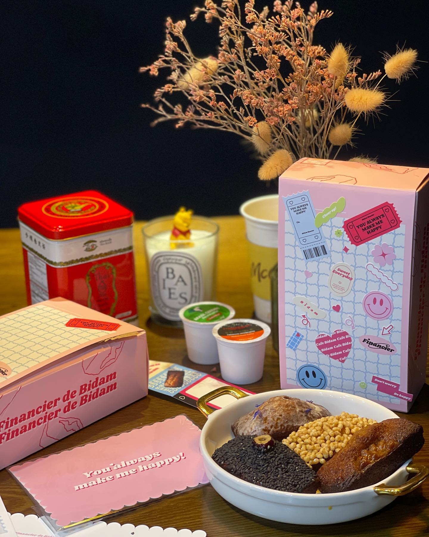 #광고 

제가 진짜 애정하는 베베양조, 
요기 스타우트맥주가 특히 엄청 맛있고 유명하잖아요
베베양조의 스타우트시럽을 넣어 
수제로 정성들여 제작한 
휘낭시에가 있다는 어마어마한 소식?!

북촌 핫플인 카페비담과 콜라보해 만들어진 베베양조 휘낭시에, 
스타우트 카라멜라이징을 통해 만든 
맛있는 휘낭시에와 약과 / 현미 / 흑임자맛까지! 
휘낭시에 4종을 세상~귀여운 
미니월 다꾸 패키지로 만나볼 수 있는 기회랍니다 💖

귀여운 마음엽서와 포스터, 다꾸 스티커가 한가득- 
따뜻한 우유나 홍차, 커피와 함께 즐겨도 맛있는 휘낭시에는 
베베양조 수제맥주랑 같이 먹어도 넘 맛있을 것 같죠 ㅋ_ㅋ 
연말선물로 친구들한테 마음 전하기 딱 좋다는 이야기! 
다꾸 패키지로 미니월 만들어서 책상 위에 올려두면 넘 기엽자나~

지금 와디즈에서 펀딩 중! 
11월 30일, 오늘까지 구매 가능하니까 귀염뽀짝 베베양조 휘낭시에 다꾸패키지 얼른 달려가서 겟하세요> <

https://www.wadiz.kr/web/campaign/detail/252447

#베베양조 #스타우트휘낭시에 #휘낭시에 #다꾸 #친구선물 #연말선물 #와디즈 #와디즈펀딩