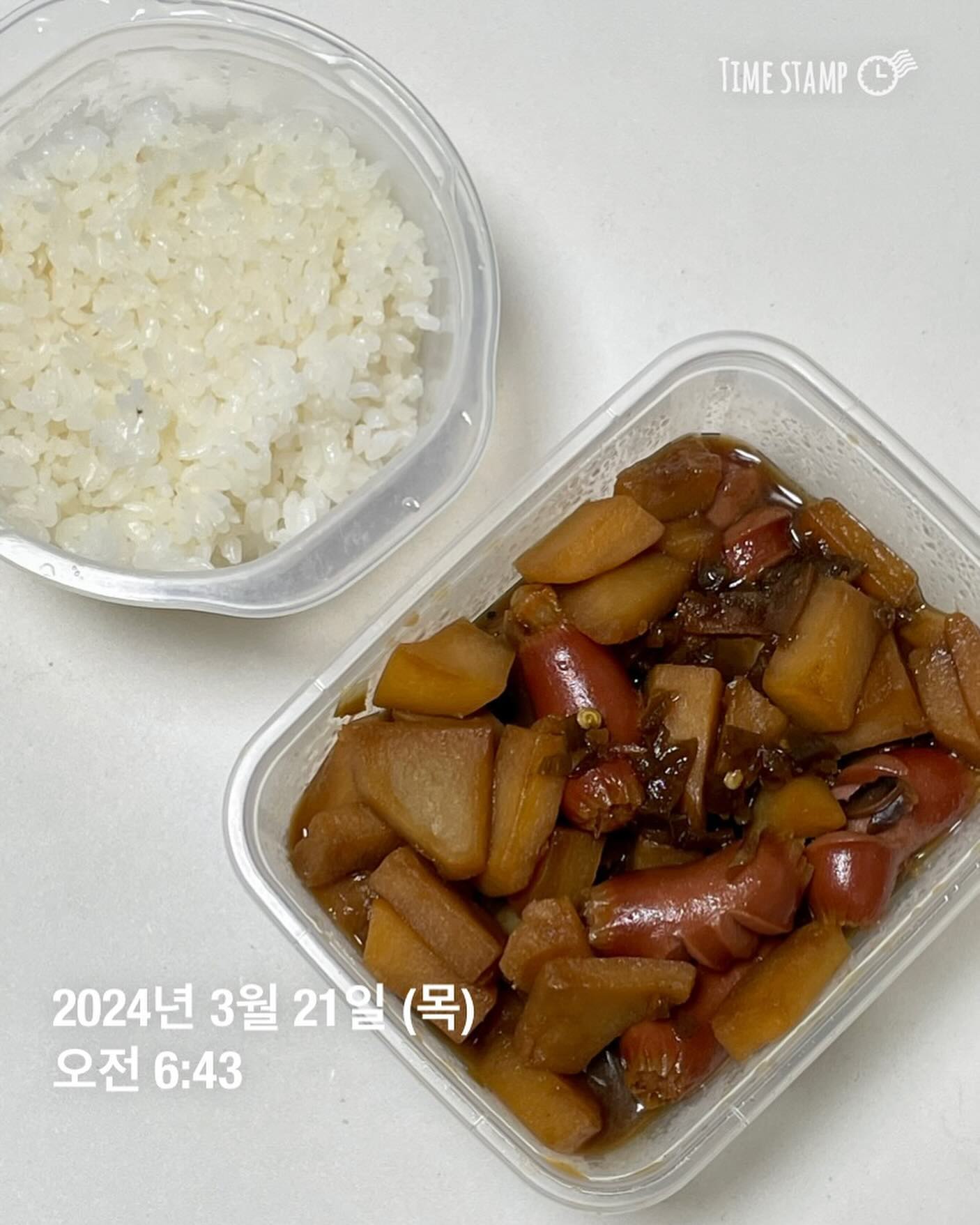 (식단일기 D+375 : 과식)
- 오늘의 몸무게 : 63.65kg
- 오늘의 운동 : X 
- 아침 : 밥1공기 + 감자소세지조림 1접시
- 간식 : 곤약젤리 6개
- 점심 : 간장닭가슴살당면볶음 1/4그릇 + 펩시콜라 1잔 
- 간식 : 비건쿠키 2개 + 티코 아이스크림 3개
- 간식2 : 티코 아이스크림 1개 + 요맘때 
- 저녁 : 밥1공기 + 반찬 3종( 꼬막무침 + 진미체볶음 + 족발)
: 내일은 다시 정신차리고 먹자….