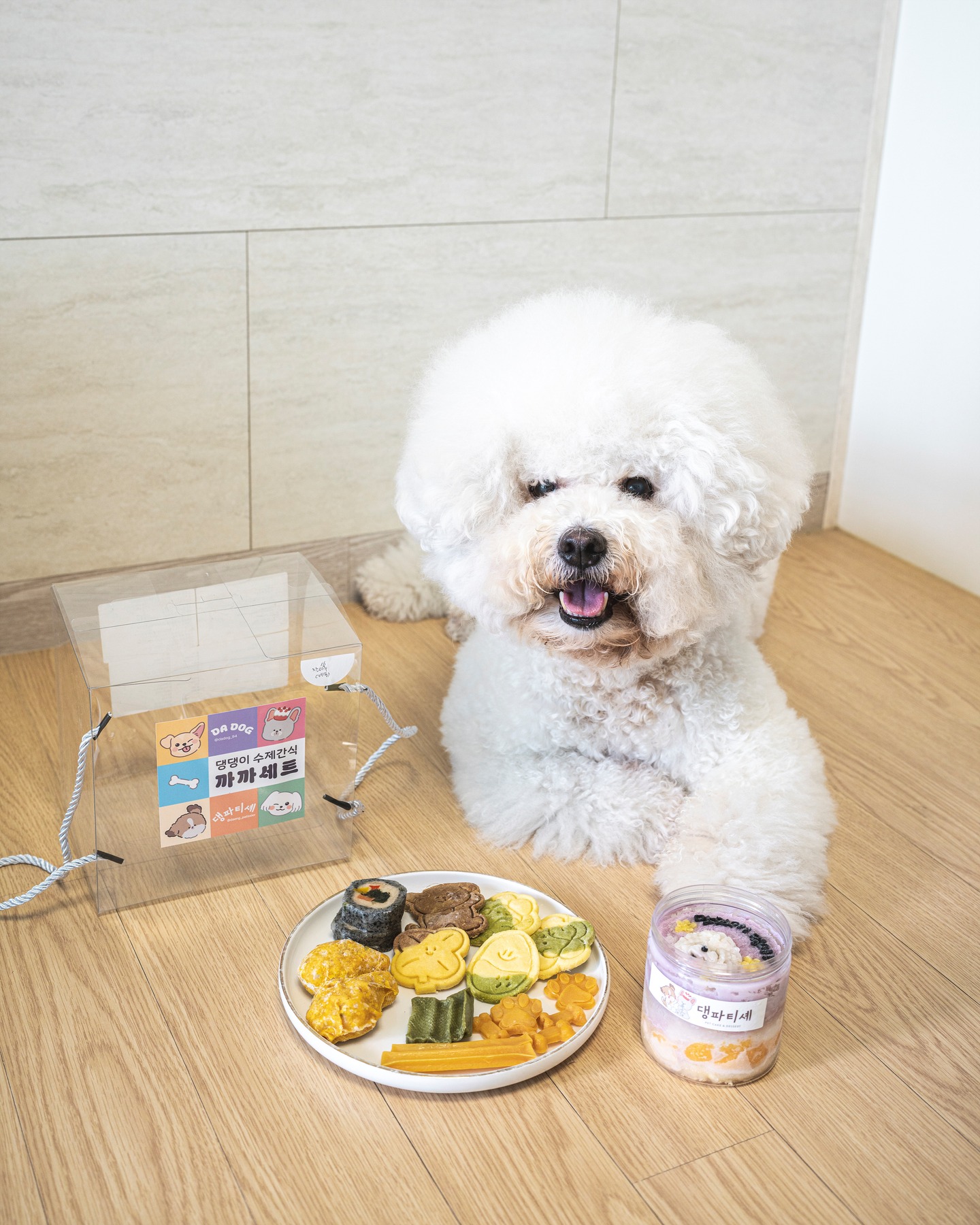 #협찬
dadog_94 daeng_patissier

곧 다가올 12월이면 우리부부의 축복인
천둥이가 가족이 된지 11년이 되는데요!
이때까지 말썽하나 안피우고 행복만 안겨준
천둥이를 위해 댕댕이 생일파티세트를
선물해줬어요!

보틀케이크,고구마쿠키, 우유껌, 치킨,김밥으로
구성된 다독의 댕댕이 생일파티세트!
국내산 무항생제 닭가슴살과 국내산 고구마로
만들어 우리 반려견친구들의 맛과 영양을
다잡았고, 구매시 옵션을 추가해서 강아지 
얼굴사진을 보내면 보틀케이크에 우리강아지
얼굴을 만들어줘서 특별한 추억을 만들수 있어
다가올 반려견의 생일날 예쁜 추억거리를 
만들어보세요! 🐶🍰

#협찬 #멍스타그램 #인천강아지간식 #경기도강아지간식 
#부천강아지간식 #강아지생일 #반려동물생일파티 
#댕스타그램 #강아지스타그램 #강아지간식 #강아지선물 
#개스타그램 #강아지 #강아지수제간식 #강아지케이크 
#펫푸드자격증 #검단강아지케이크 #인천강아지케이크