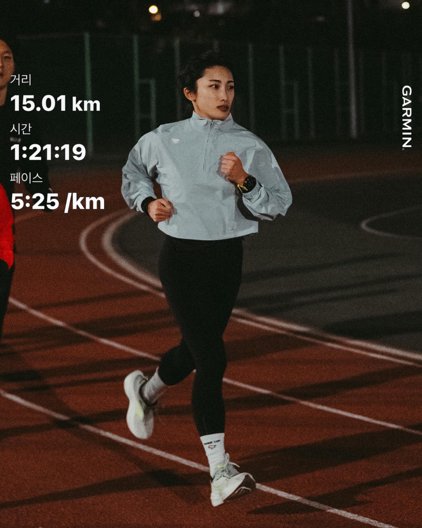 빌드업 #러닝해영 🏃‍♀️

5바퀴(2km) 씩 돌아가면서 페이서역할..!
4-5초씩 빨라지는 #마브서울 빌드업훈련에 
500페이스도 이악물고 5바퀴만 참자..
라는 생각으로 끌었는데(?) 
마지막 2km 남기고 450 13km에서 
낙오 낄낄🥹

체계적인 훈련없이 즐겁게 뛰뛰만 하다가
빌드업하려니 어려워😂
게스트 초대해준 one__iron 감사함다! 
함께 뛰어주신 mab.seoul 감사함다! (첫풀이라고 하시는데 다들 너무 잘뛰어서 첫풀부터 일내실 듯…!)
📸 yeyoungjae_ 사진 감사함다!

#반포종합운동장 #달리기#러닝 #저녁운동 #운동기록
#running #runstagram #runnergirl #marathon
