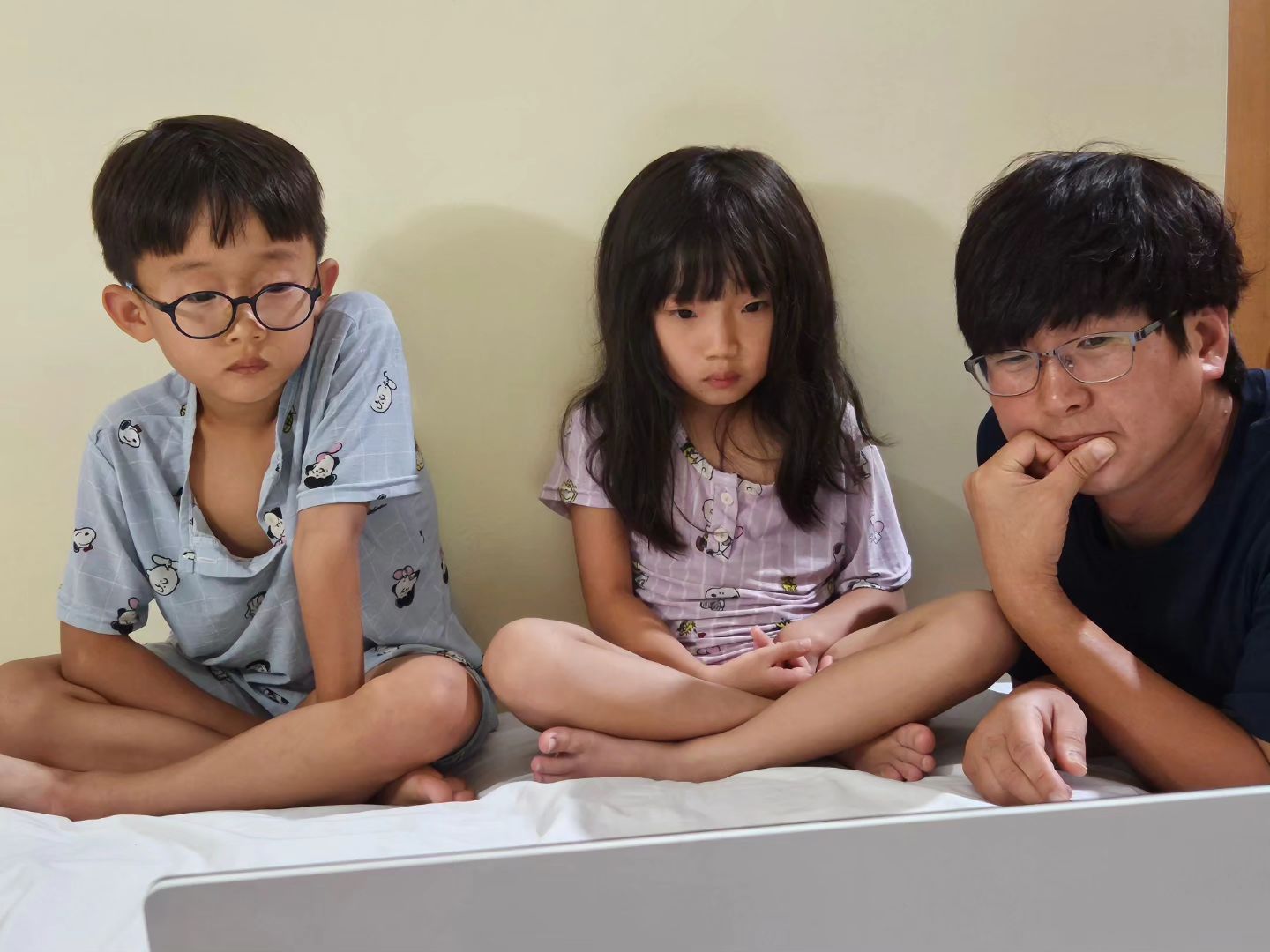 나도 한때 계획형 인간이었는데,
나와 비교할 수 없을 정도로 
더 꼼꼼하고 계획성이 있는 남편을 만나 
많이 느슨해지고 덜렁거림도 심해졌지만
늘 세심하고 가족을 위한 사랑이 깊은 
다정한 신랑을 만난게 
나의 최대의 행운이라 생각한다.😍😍
처음가는 여행지에서 
하나부터 열까지 챙기고 계획하느라 
힘들었을 이번 여행 일정은 
신기할만큼 너무 완벽했고,
학원픽업이나 오늘은 뭐먹지..등등 
자잘한 고민조차 없었던 하루 하루가
나에게는 너무 소중한 시간이었다.
참 감사하다.

왠일로 야식을 먹고 싶다며 
떡볶이 먹을까 물어보고 
당연한듯 나에게 시키지 않고 떡볶이 만드는 신랑.
나는 뜨끈한 방바닥이 좋다며 
그냥 퍼질러 앉아있음..ㅋㅋㅋ
고마워 여보ㅋㅋㅋ
우리 엄마가 알면 또 혼나겠다ㅋㅋㅋ

#22박23일 #여행끝✈️ 
#꼼꼼투어 #집에오니너무추워 
#우리가족사랑해 
#친정엄마가지어준별명 #꼼꼼씨