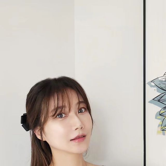🎀 별희 on Instagram: "#협찬 작은 별과 열쇠 포인트가 너무 예쁜 실버 목걸이 착용했어요 ଘ(੭˃ᴗ˂)━☆ 빛의 각도에 따라 다양한 색깔로 빛나는 천연석 목걸이예요~ 천연 자개의 색감과 열