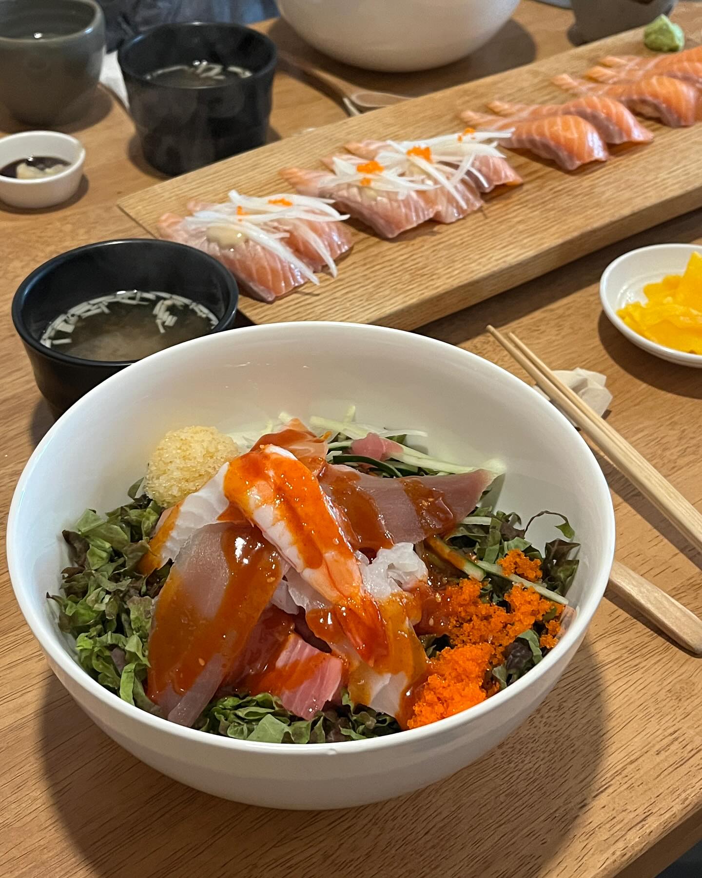 회덮밥 회가 진짜,, 두툼하고 길고 많음

📍#곰초밥 #안국
🍽️ #회덮밥 #연어초밥 

회덮밥 회만 건져먹어도 배부를 정도로 많아서 아쉽게도 두 점이나 남겨버린,,,
연어초밥도 진짜 부드러웠다,,🍣

음식 나오는 속도도 엄청 빨라서 점심 먹으러 가기에도 딱이다