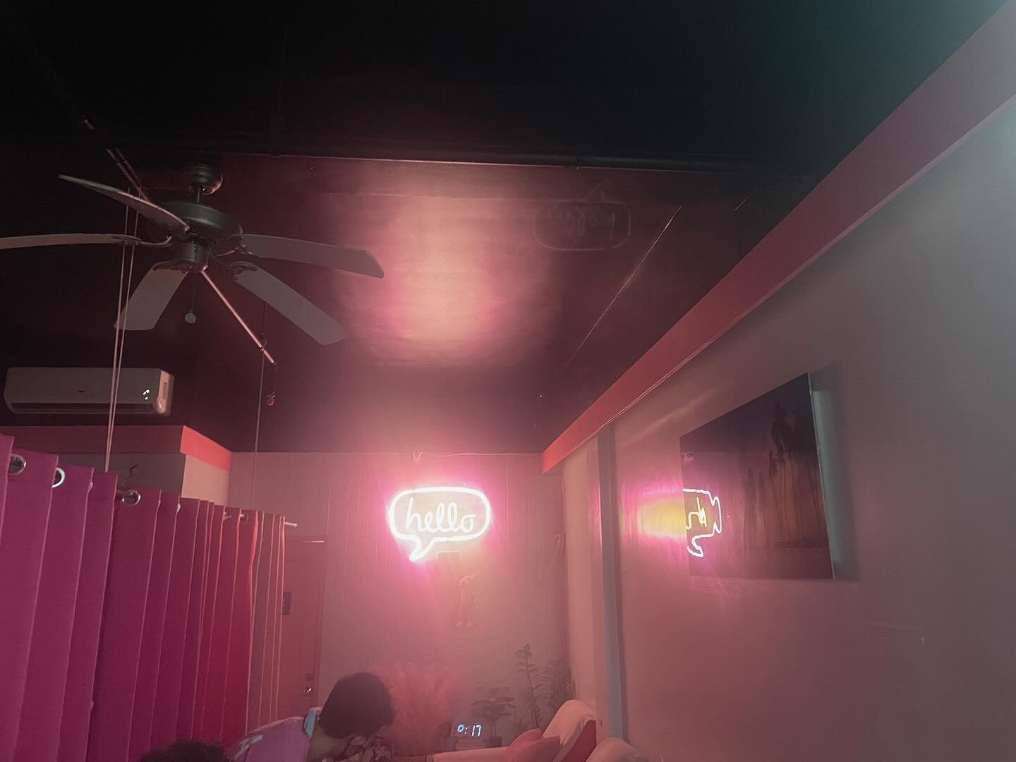 🛁
마닐라를 경유해서 보라카이에 도착한 당일,
첫 날이다보니 몸이 굉장히 피곤할거라는 생각에
간단히 발마사지만 받으려고 급하게 현지에서
예약하고 찾아간 마사지샵이 있어요 :)
​
저희 가족이 너무 만족한 나머지
보라카이 여행에서 두번이나 방문했던
헬로풋스파 Hello foot spa 입니다. ❛ᴗ❛
⠀
헬로풋스파는 디몰 호수를 건너서
뒷바다인 블라복비치 가는 길목에 위치해있어요.
헬로스파와 헬로풋스파는 사장님은 같지만
매장 위치는 다르므로 구분해서 찾아가셔야 해요.
⠀
한국에서 미리 예약을 하고 간 것이 아님에도
사장님께 카톡을 드렸더니 정말 빠르게 답변을
주셨는데 정말.. 사장님 최고 친절친절 ˵•́ᴗ•̀˵
⠀
보라카이 헬로풋스파의 특징!
단순히 발마사지만 해주시는 것이 아니라
앉은 상태에서 어깨, 허리, 등 쪽 부분도
스트레칭과 함께 건식마사지를 해줍니다 🤍
⠀
⠀
📍보라카이 헬로풋스파
Boracay hello footspa
⠀