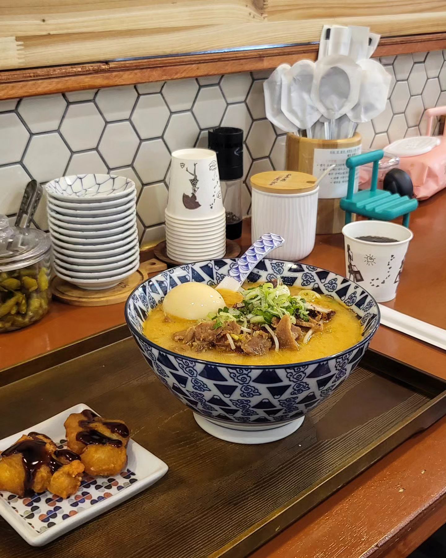 혼밥하기 좋은 라멘집 혼다라멘🍜
키오스크로 주문하고 전체 다찌석구조 
국물 진해서 해장용으로도 넘 조흘맛
모든 라멘메뉴에 사이드추가가 기본이라 가성비에 양도 푸짐하고 라멘류외에도 가츠동 덮밥등 밥메뉴까지 있어서 조쿠만! 또 생각나는 맛임〰️

#협찬 #리뷰노트 #울산라멘 #울산시청맛집 #울산신정동맛집 #먹스타그램 #라멘맛집 #울산 #울산맛집