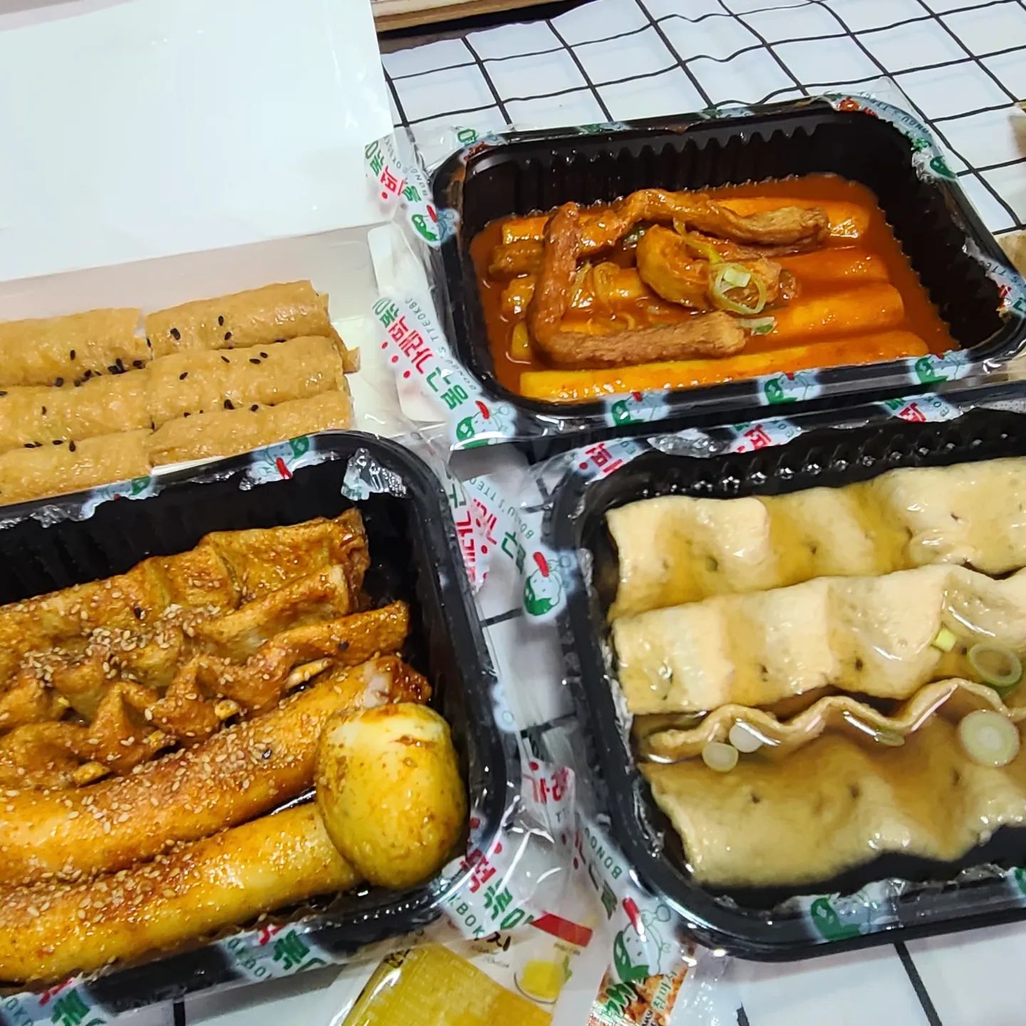#협찬 
어른 아이 다 맛있게 즐길 수 있는 봉구가래떡볶이 
시그니처세트와 옛날통닭을 포장해와서 아이들과 맛있게 먹었어요
시그니처세트는 가래떡볶이, 유부롤, 봉구범벅, 꼬지어묵 으로 구성되어있는데 아기들이 유부롤을 특히나 잘 먹어서 다음에는 유부롤은 추가로 더 주문하려고 합니다
저는 마라를 좋아해서인지 봉구범벅이 색다르게 좋았어요
이상 아이와 어른 모두 만족하며 맛있게 먹은 봉구가래떡볶이 시그니처세트와 옛날통닭 먹어 본 후기였습니다

#봉구가래떡볶이 #봉구가래떡볶이송파점 #송파봉구가래떡볶이 #떡볶이 #떡볶이맛집 #송파맛집 #잠실맛집 #송파데이트 #잠실데이트 #송파치킨 #잠실치킨 #맛집추천 #맛집탐방 #일상 #야식 #맛스타그램 #송파역맛집 #헬리오시티맛집 #송파사거리맛집 #석촌동맛집
