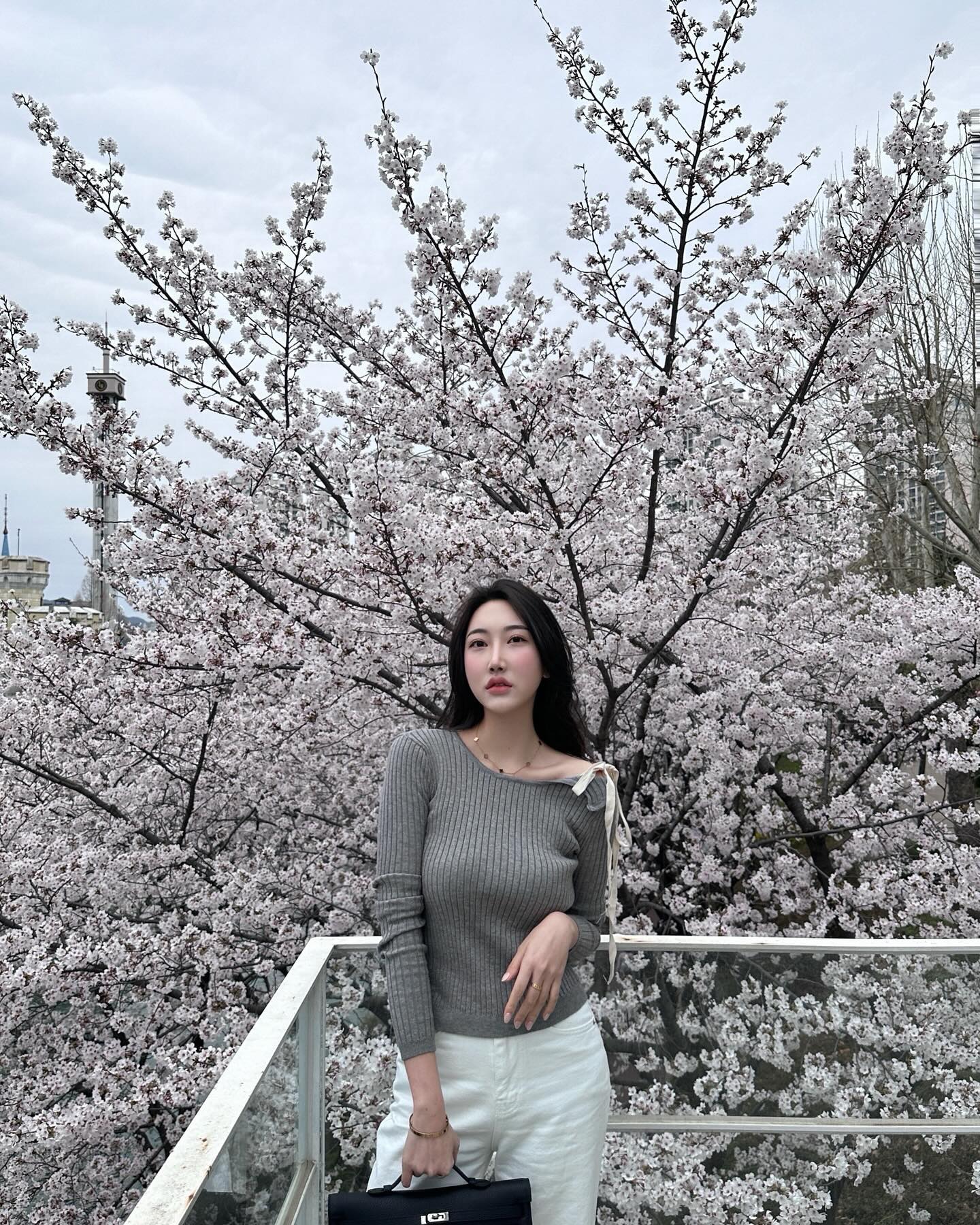 #벚꽃 #문화실험공간호수

이 만개 된 벚꽃보려고 1년을 기다시죠 다들??🫧
아직 유명해지지 않은 곳, 이렇게 롯데월드 배경으로 
벚꽃사진 남길 수있도록 정보요정이 찾아와쪄요🧚🏻‍♀️메모하기..!!💖

저번주엔 만개가 아니였는데 4/3 기준 석촌호수 벚꽃 만개되어 
다녀와써요🌸🌸 너어무 이쁘더라구요..🫧
 
🏷️문화실험공간호수(바로 앞 공영주차장 이용)

다음주 떨어지기전에 모두 꼭 다녀오세요🫶🏻
어디로 벚꽃구경 가실건가요?