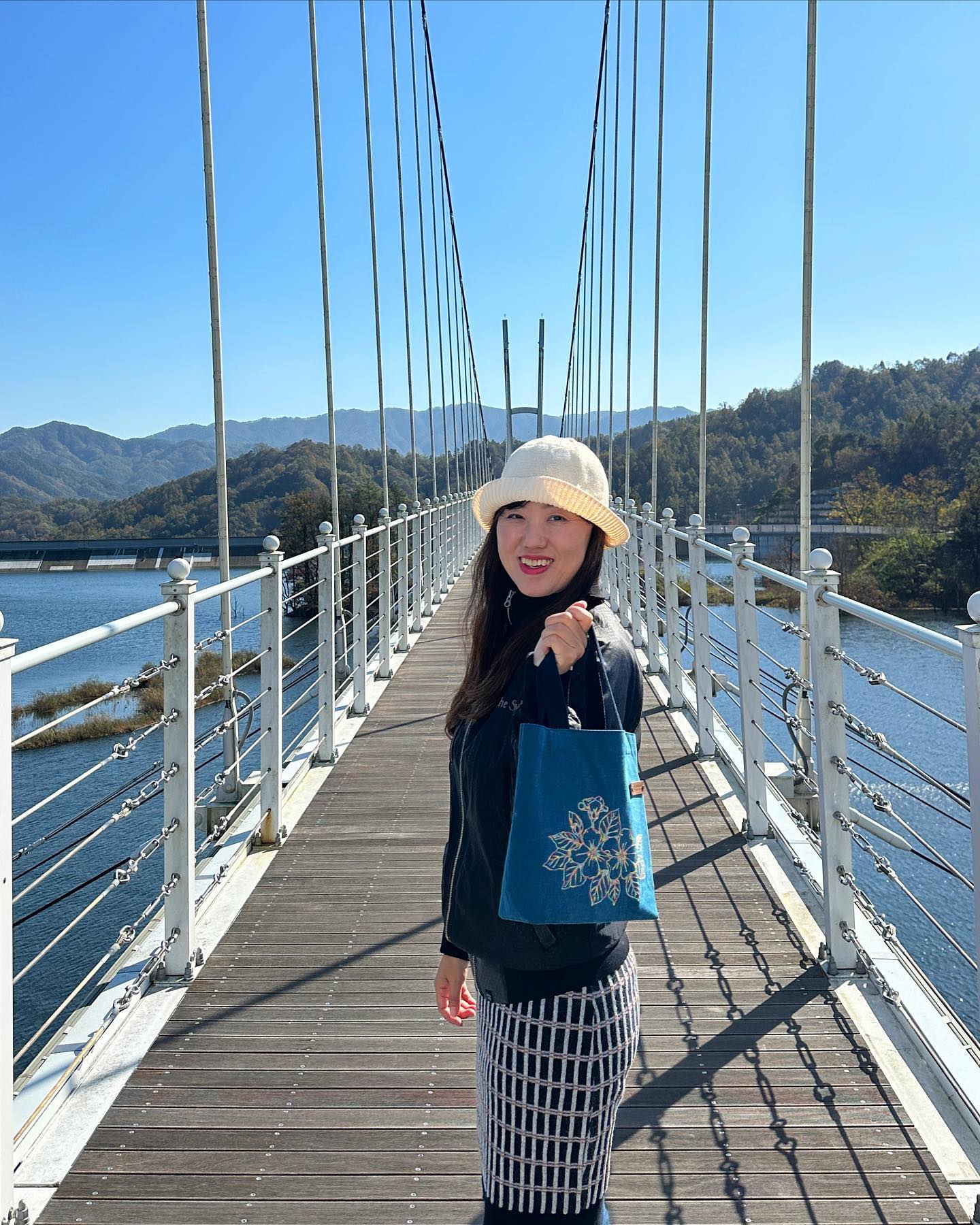 #협찬 받은 #핸드메이드 #자수에코백
내가 가장 애용하는 가방은 에코백이다. 
가볍고 편하고 부담없고.
여기저기 떠돌아 다니는 여행자에게 찰떡 아이템이다.
그렇다고 홍보를 위해 프린트된 글자가 눈에 띄는 에코백은 사절이다.
예쁜 디자인이 필수다. 

요즘 내가 들고 다니는 에코백은 무지개빛깔의 자수로 그려 넣은 꽃들로 디자인된 예쁜 #핸드메이드백 🌸
통솔기법으로 하나부터 열까지 손으로 직접 만들어 튼튼하고 깔끔하고 퀄리티가 굿 👍
사이즈도 크지 않아 딱 필요한 것만 넣어 다니기 너무 좋다.

공예가들이 모여 #수공예 제품을 만들고 후배를 양성하는 #빛고을공예협동조합 #에코백
#주문제작 #대량주문 #커스텀제작가능 하다고 하니 다른 핸드메이드 제품들을 보고 싶다면 여기로
▶️▶️▶️https://www.gjart.or.kr