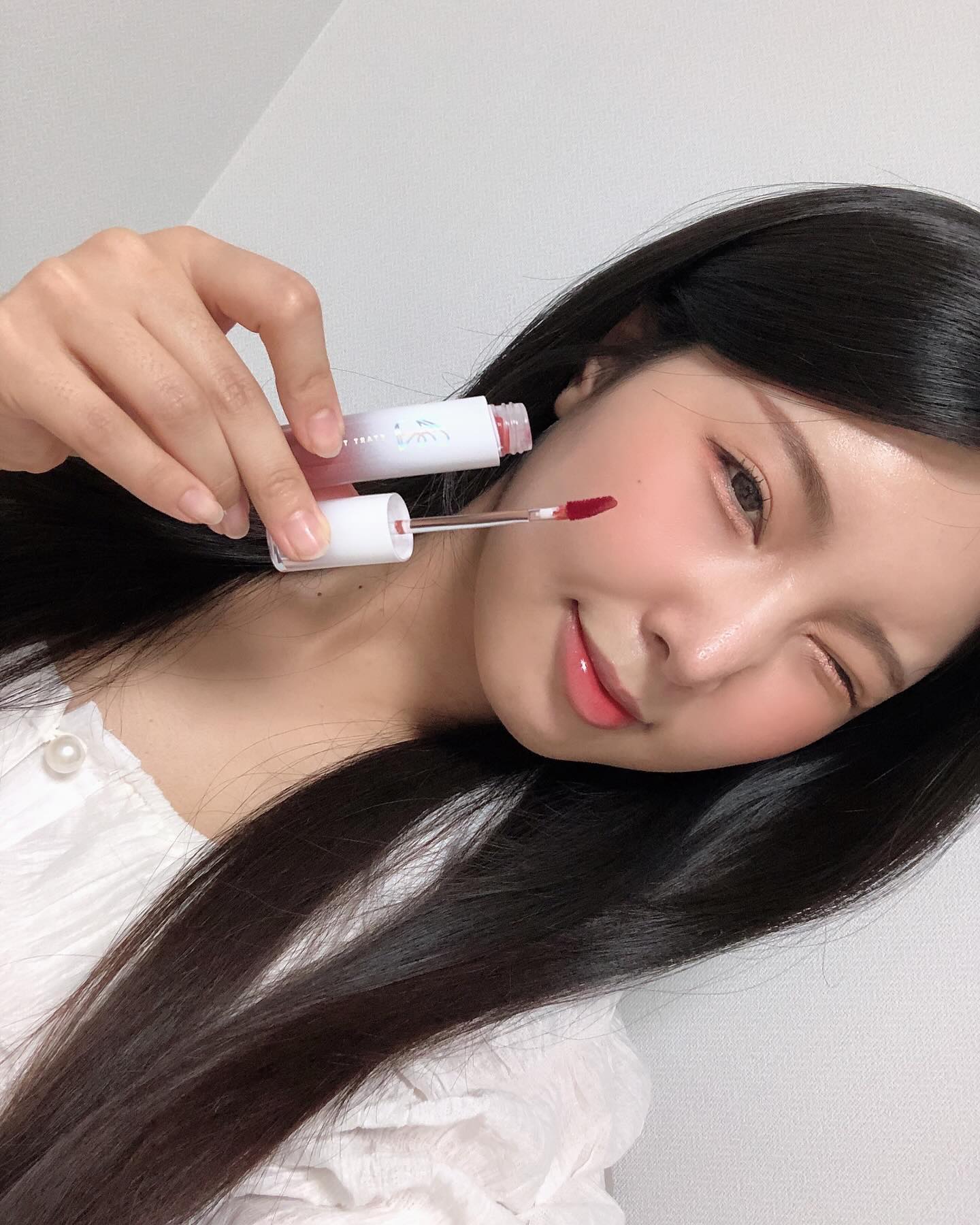 #광고

여러분 화장의 마무리는 뭐죠!?
바로 립이잖아요~~~👄
저는 강경 촉촉립파인데 최근 맘에드는 립을 발견했어요🤭

s2nd_official 

끈적임 없이 촉촉했고 덧바를수록 어두워지는게 아니라 맑게 컬러감이 쌓이고 틴트 발색 그대로 픽싱 되며 마지막엔 결국 핑크 착색이 아닌 컬러별 착색이 너무 맘에들더라구요👏🏻🥹

# 05 에프리콧 플레닛 (차애..💗)
# 08 쥬쥬브 플레닛 (최애..💗)
# 10 코스 플레닛
# 12 애스터 플레닛

저는 아무래도 웜톤이다 보니 따뜻한 레드와 코랄 색상이 들어간게 제 맘에 쏙 들더라구요 🤍🤎🧡💛

저처럼 글로우 틴트를 애용하시거나 글로우 틴트의 낮은 유지력으로 매번 지워져서 힘드셨던 분!
뉴 플레닛 틴트 너무 너무 추천하는거즤~~👀❤️

#S2ND #에스투엔디 #뉴플레닛틴트 #틴트추천 #틴트 #촉촉립 #픽싱틴트 #립추천 #메이크업 #탕후루틴트 #립스타그램 #립메이크업 #협찬 #모델