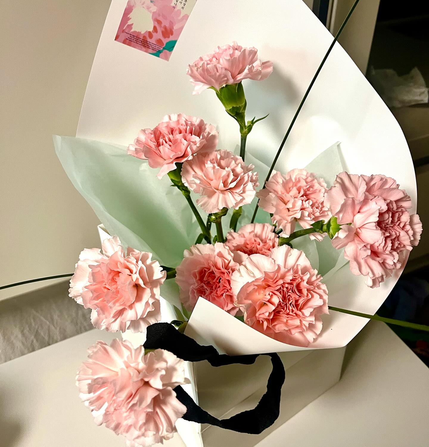 #첫줄
카네이션 꽃다발10송이예요
다가올 어버이날을 맞이해서
사랑스러운 느낌의 카네이션이예요
핑크핑크한 카네이션 너무 맘에 들어요
그리고 싱싱하고 물주머니까지 아래 해주시고
꼼꼼하게 설명도 잘 해쥬셔서
너무 만족스러웠어요
꽃선물이 필요하시다면
플로리니 추천해요
.
.
.
.
.
#어버이날
#어버이날카네이션 
#어버이날꽃 
#플로리니
#하남동꽃집
#일상
